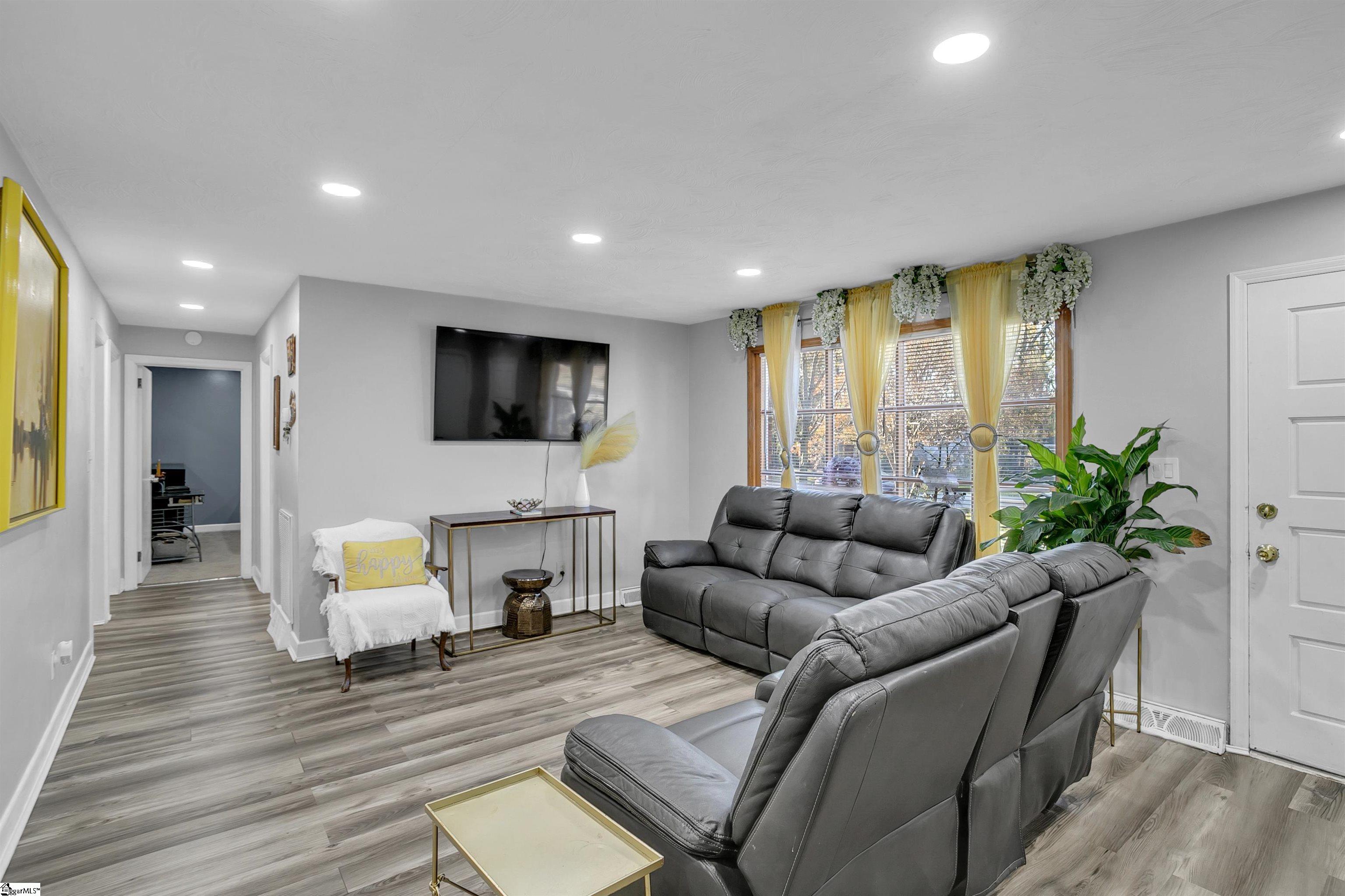 227 W Wood Street Property Photo 4