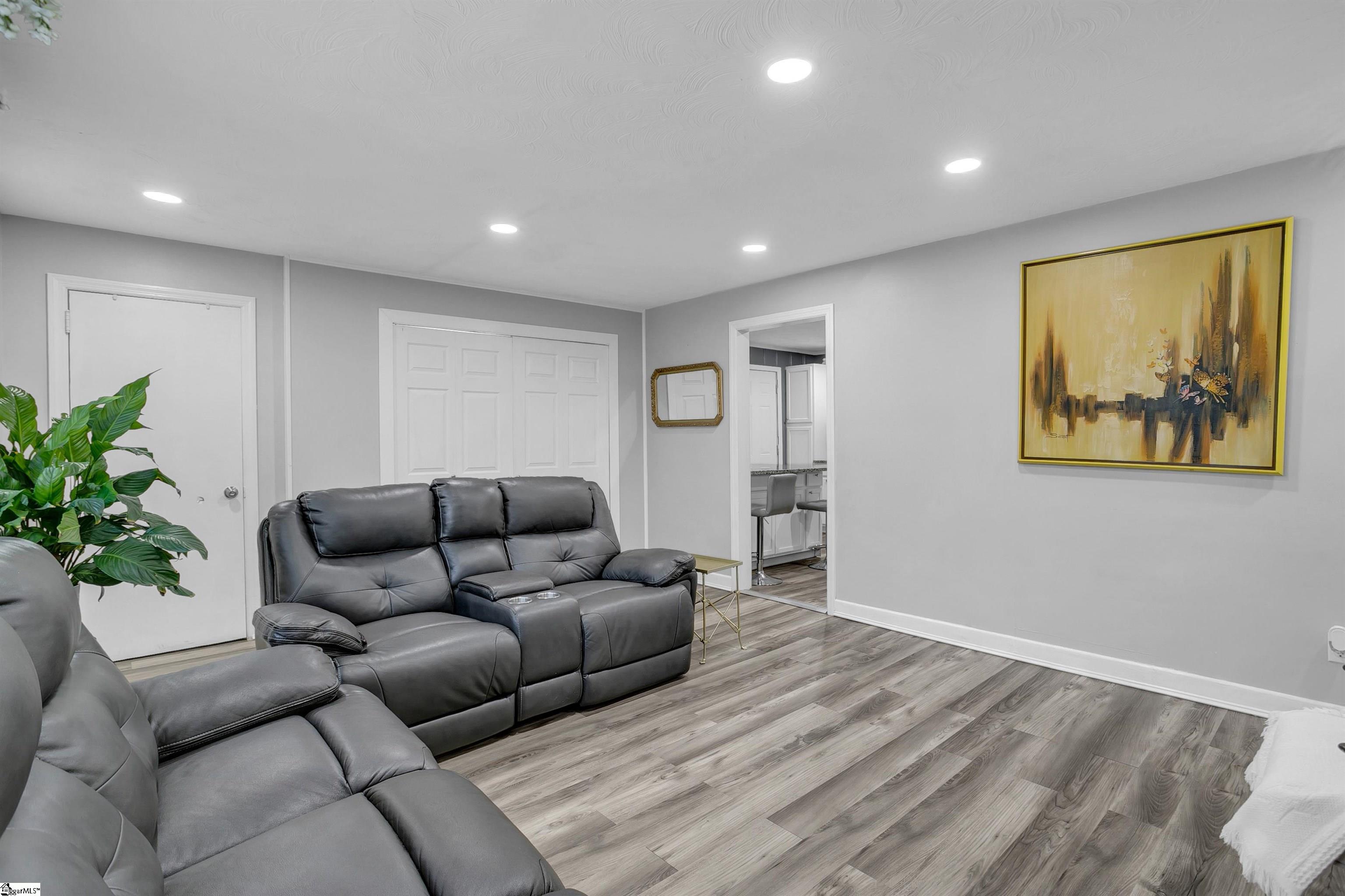 227 W Wood Street Property Photo 6