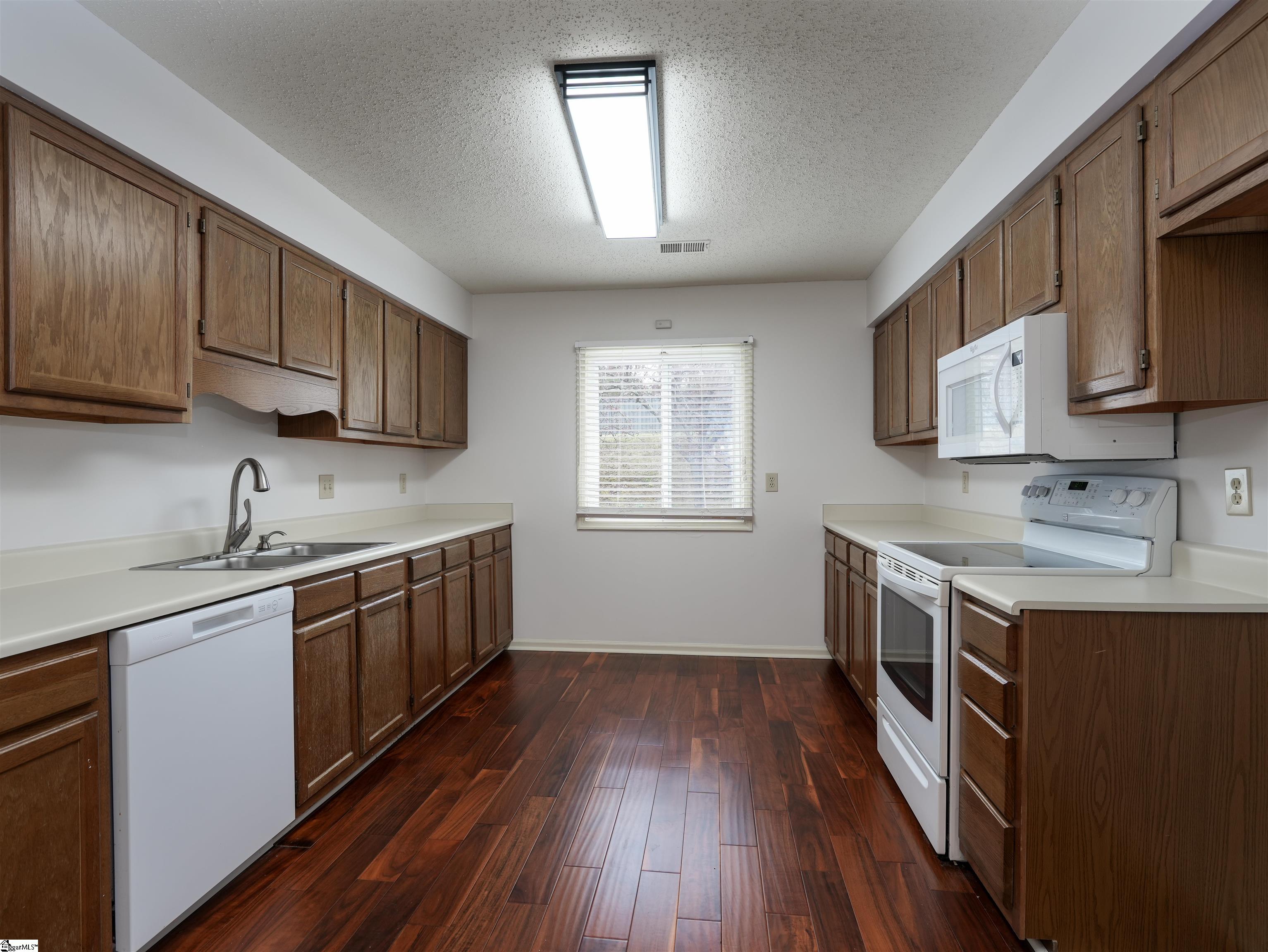414 Lakeside Circle Property Photo 4