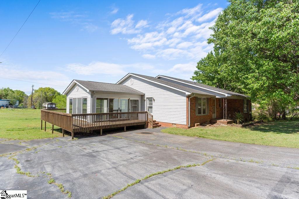 221 Lakeview Drive Property Photo
