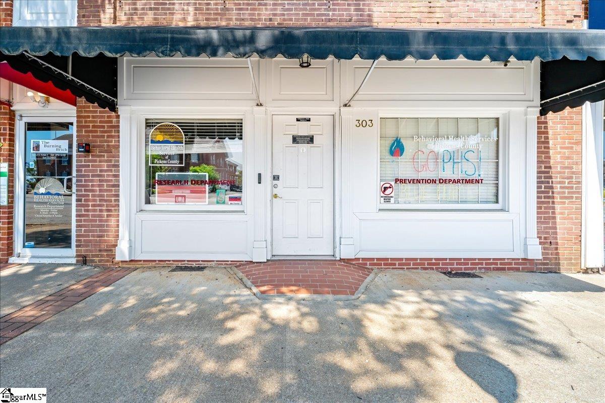 303 E Main Street Property Photo