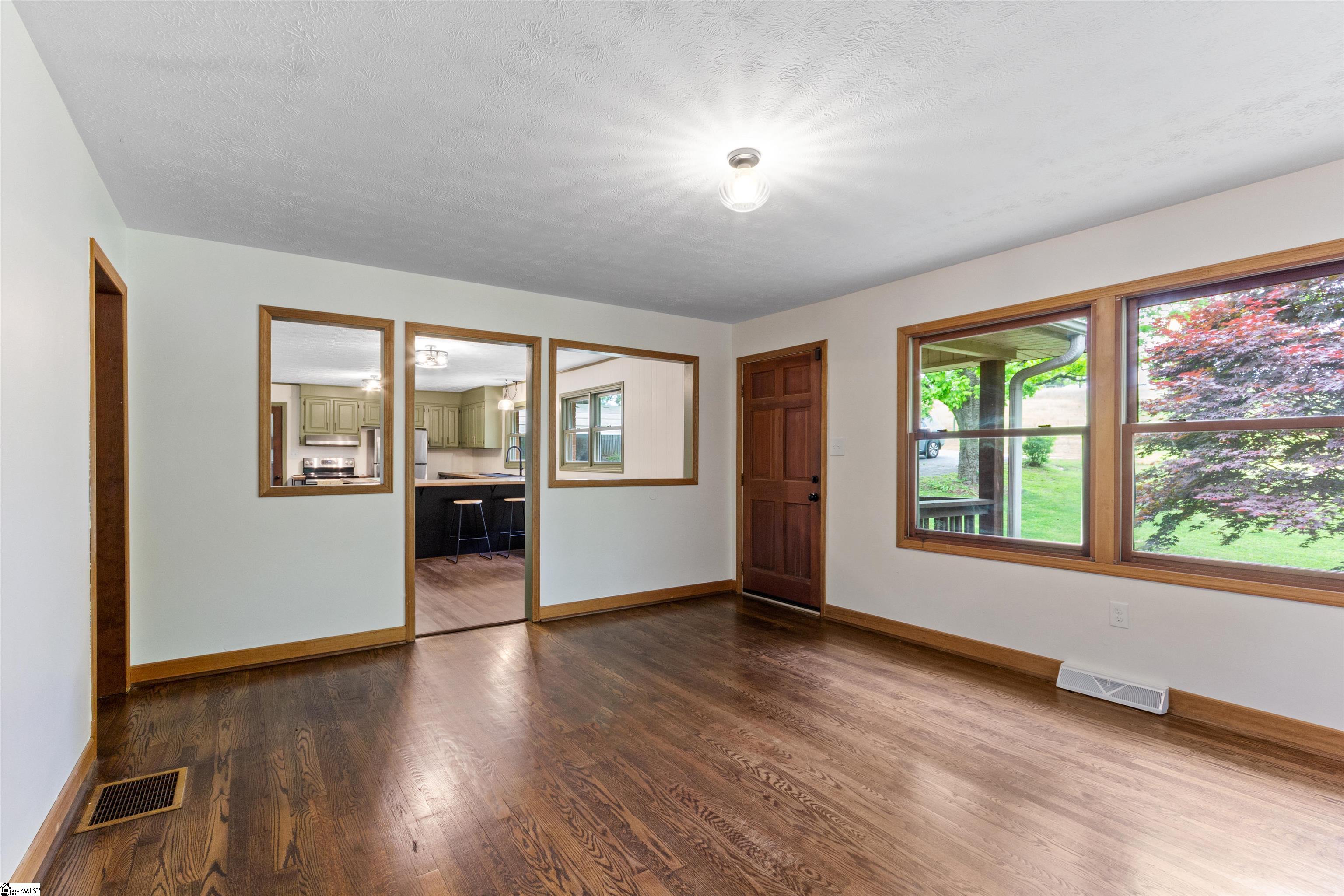 1121 Ireland Road Property Photo 3