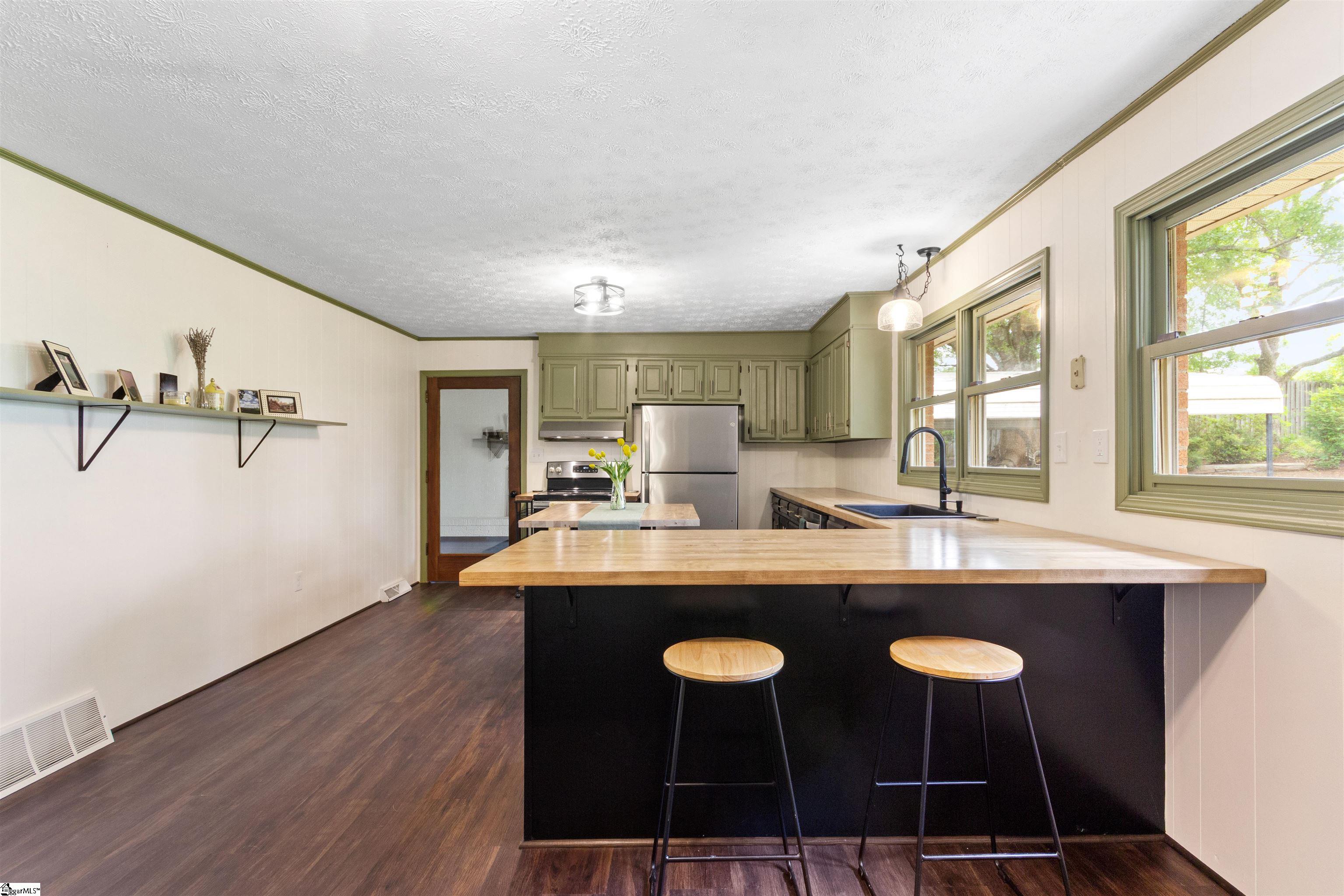 1121 Ireland Road Property Photo 6