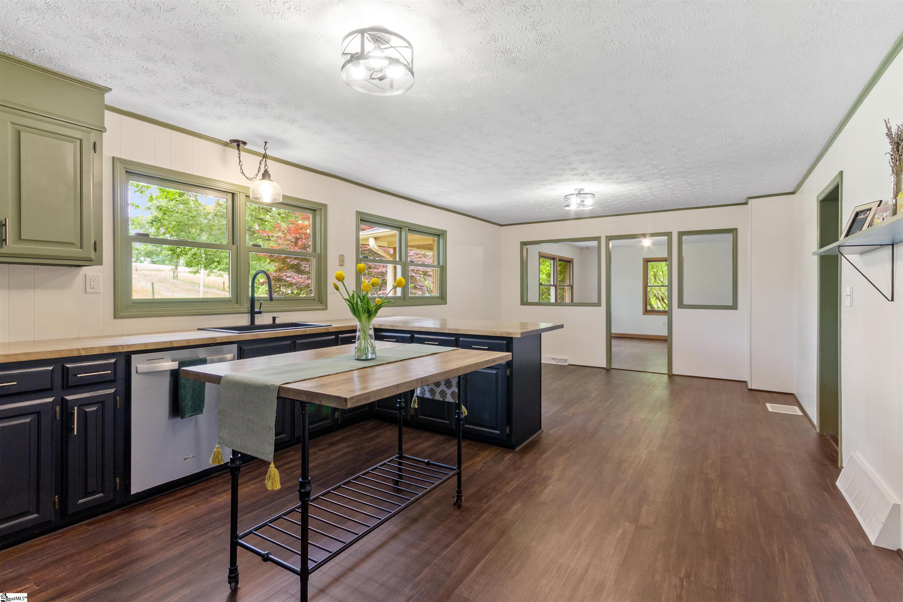 1121 Ireland Road Property Photo 7