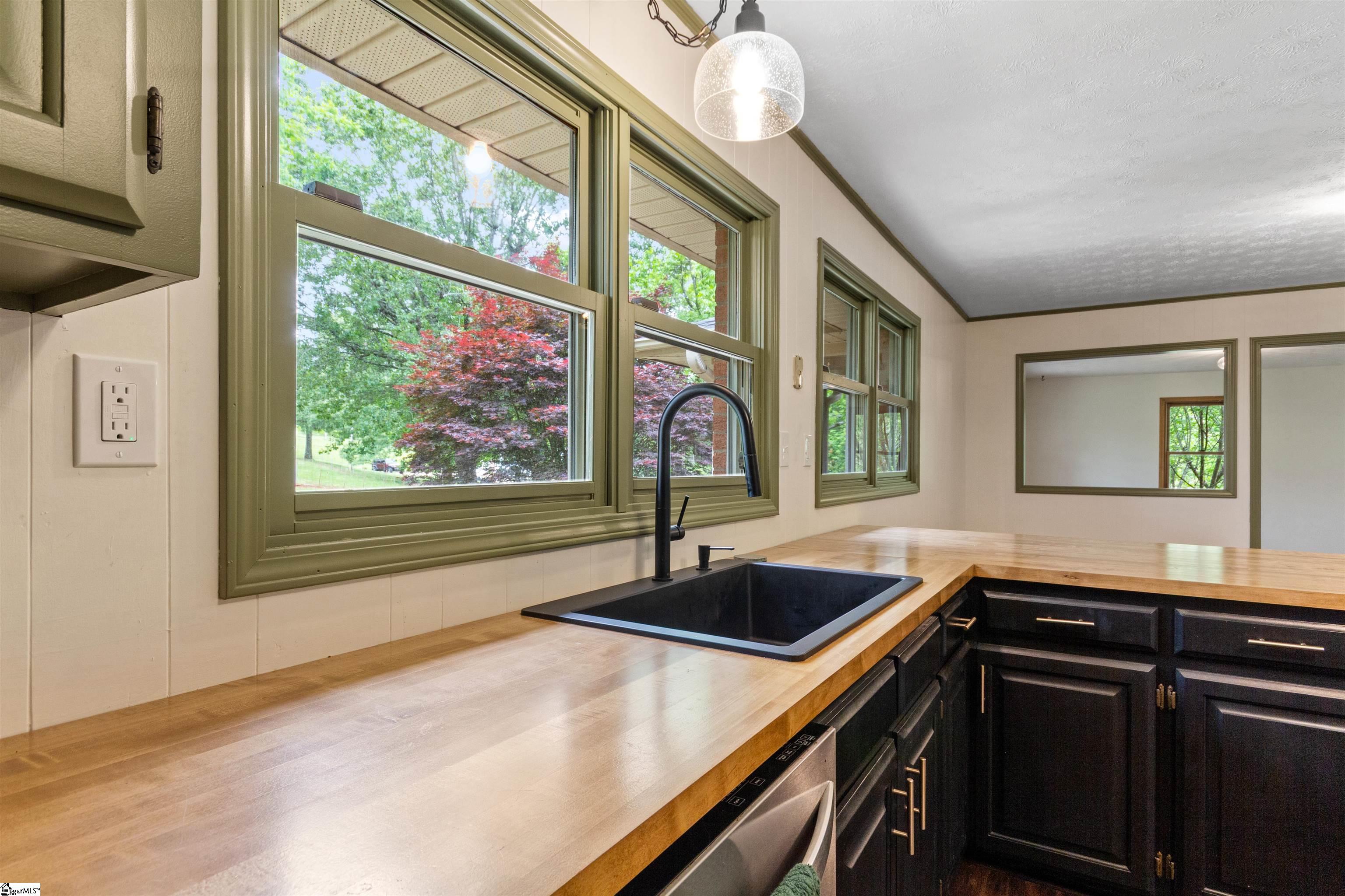 1121 Ireland Road Property Photo 9