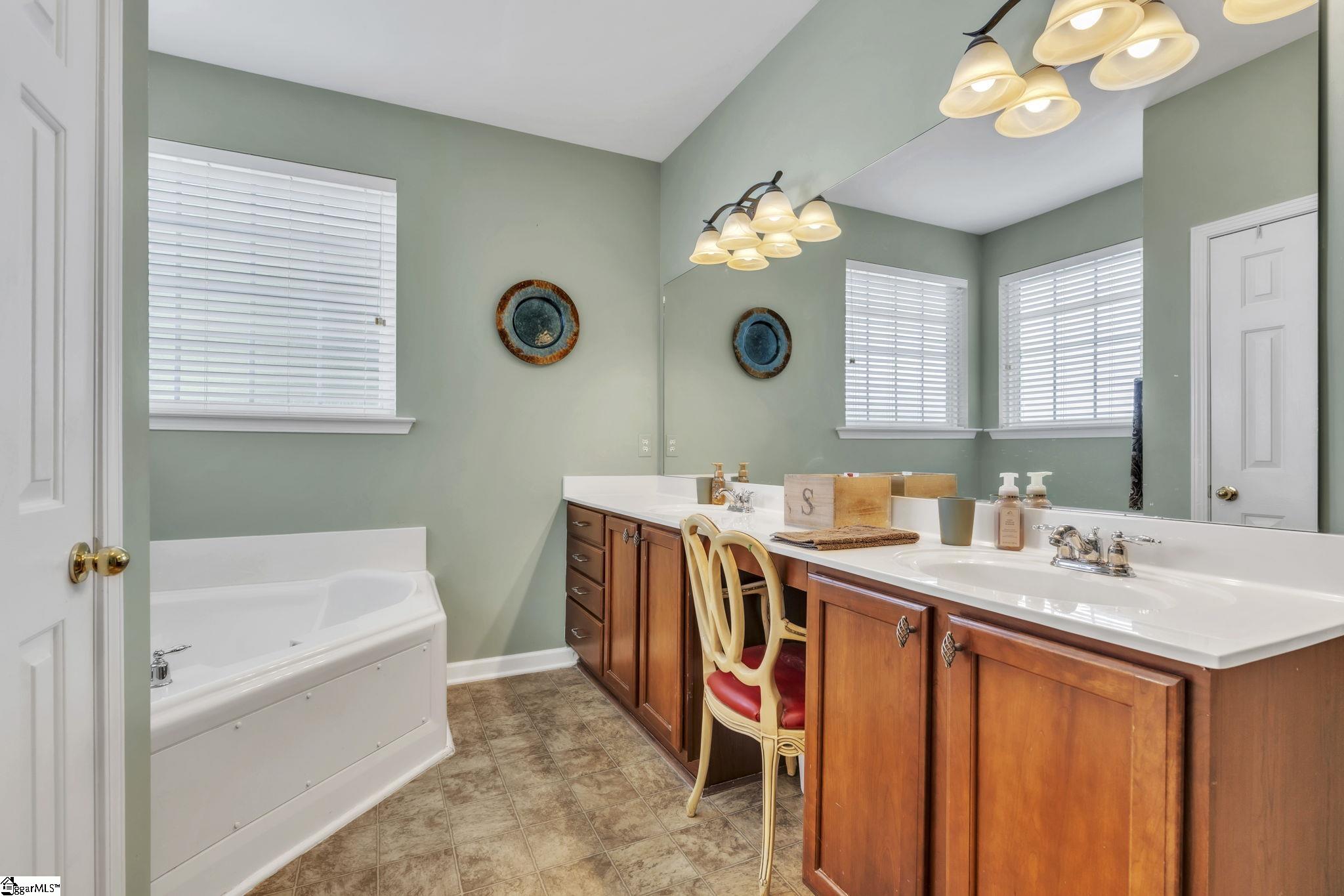 528 Kingsmoor Drive Property Photo 20