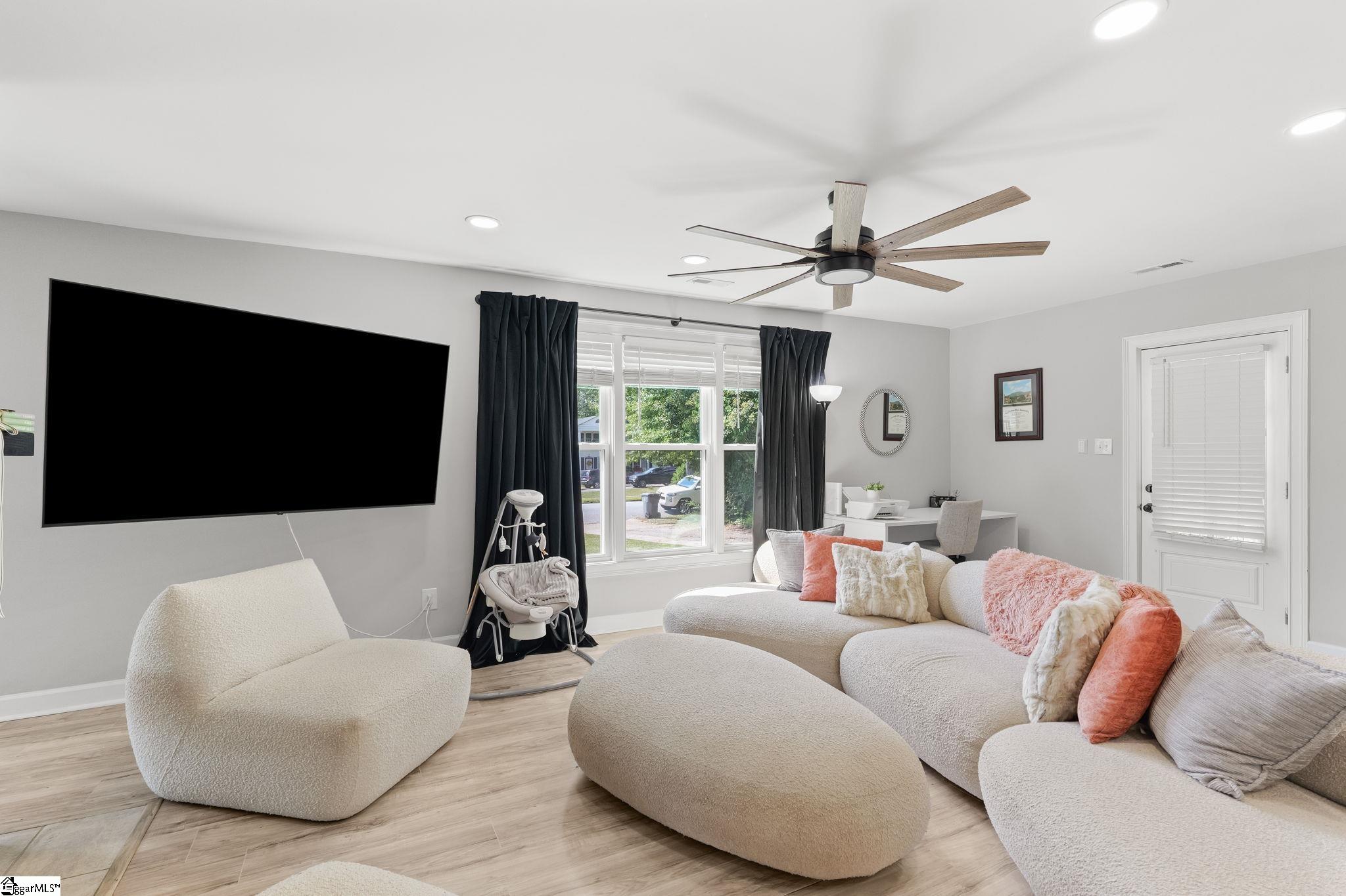 127 E Victoria Road Property Photo 6