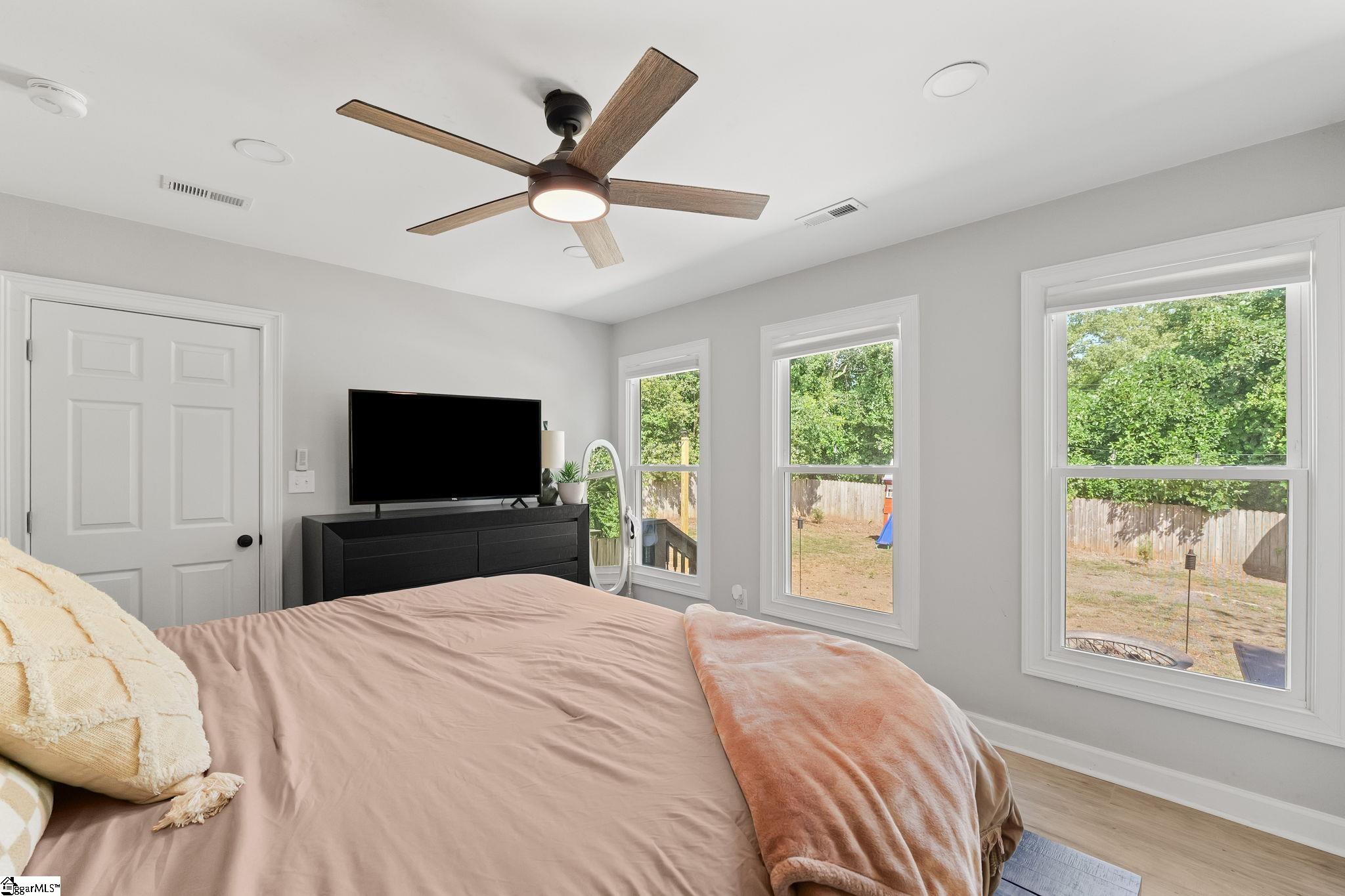 127 E Victoria Road Property Photo 21