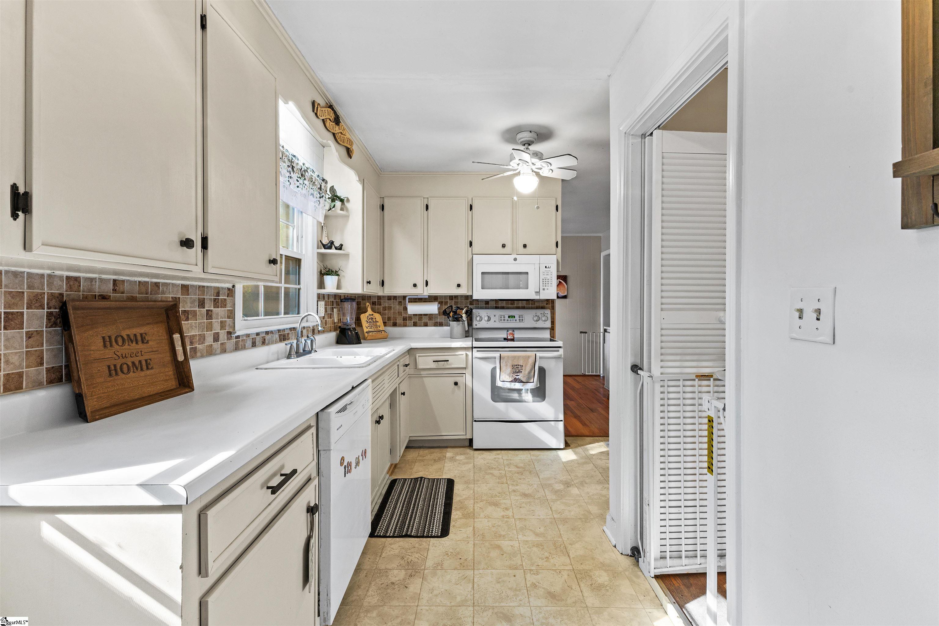 605 W Lee Road Property Photo 4