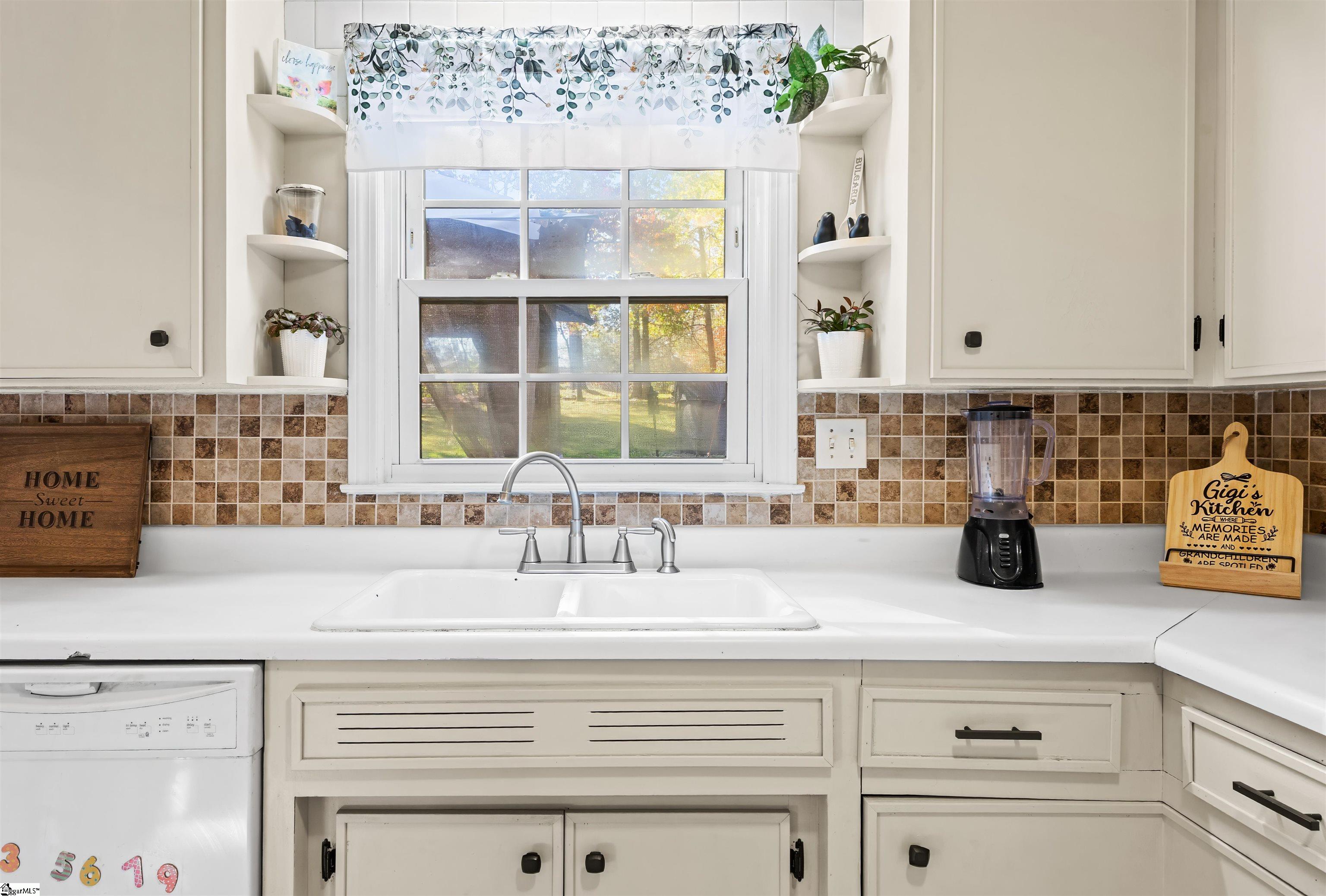 605 W Lee Road Property Photo 6