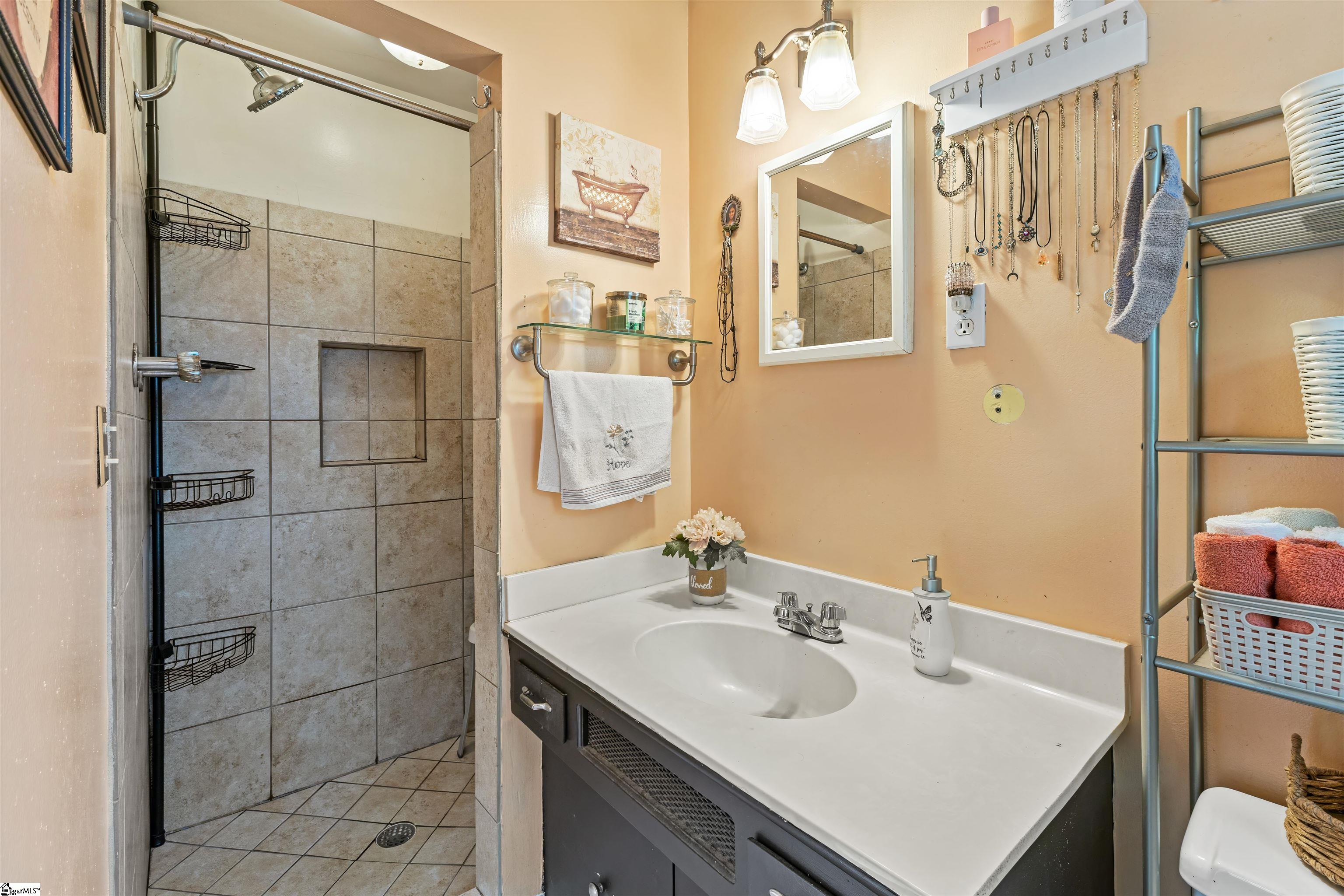 605 W Lee Road Property Photo 16