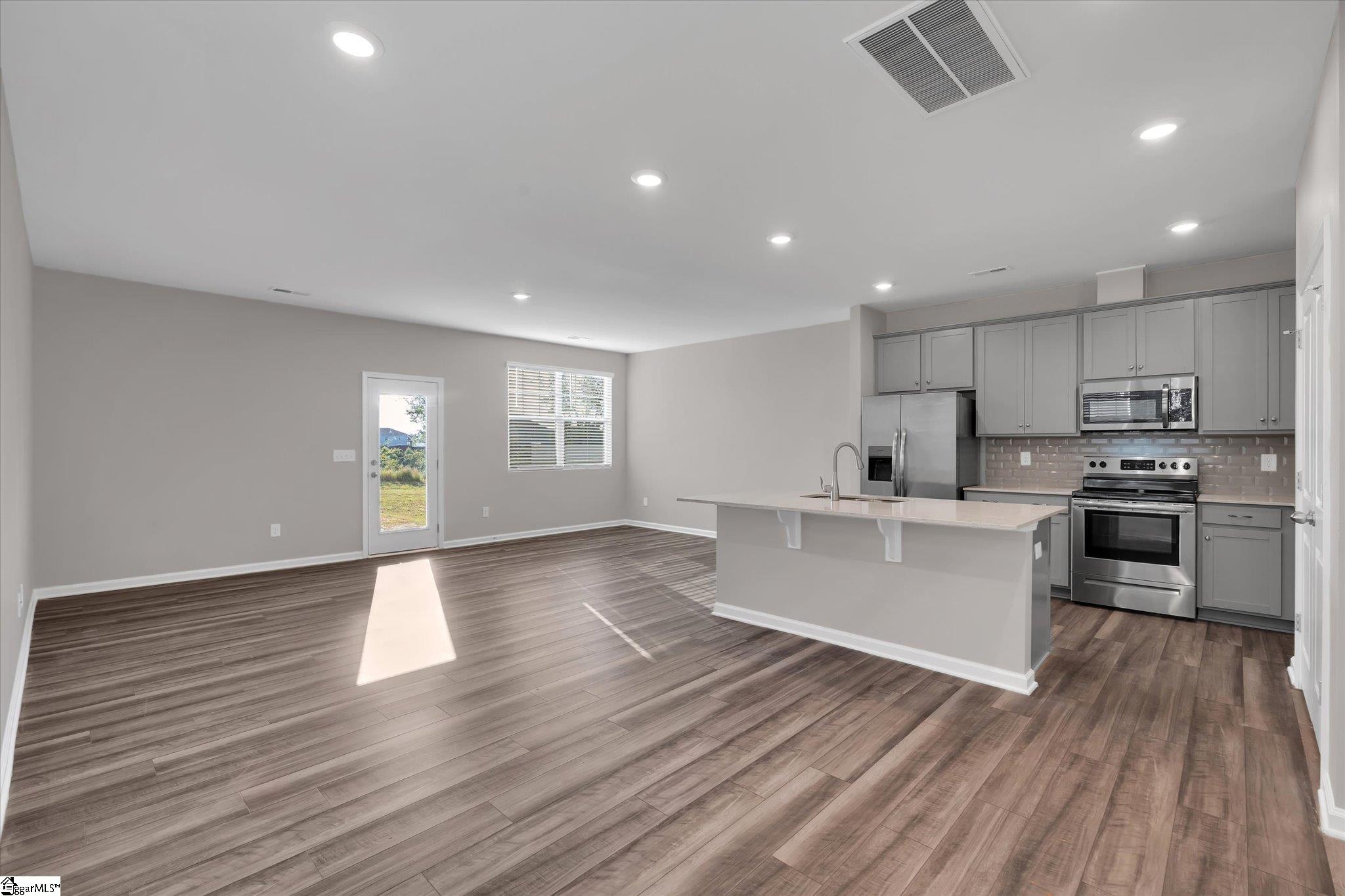 290 E Compass Way Property Photo 3