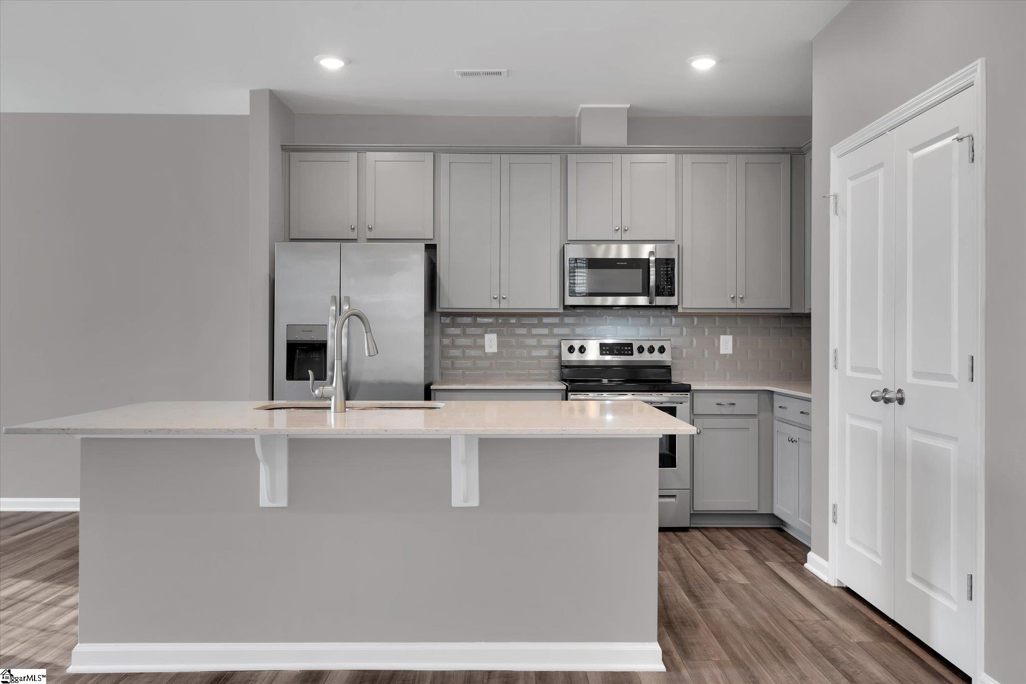 290 E Compass Way Property Photo 4