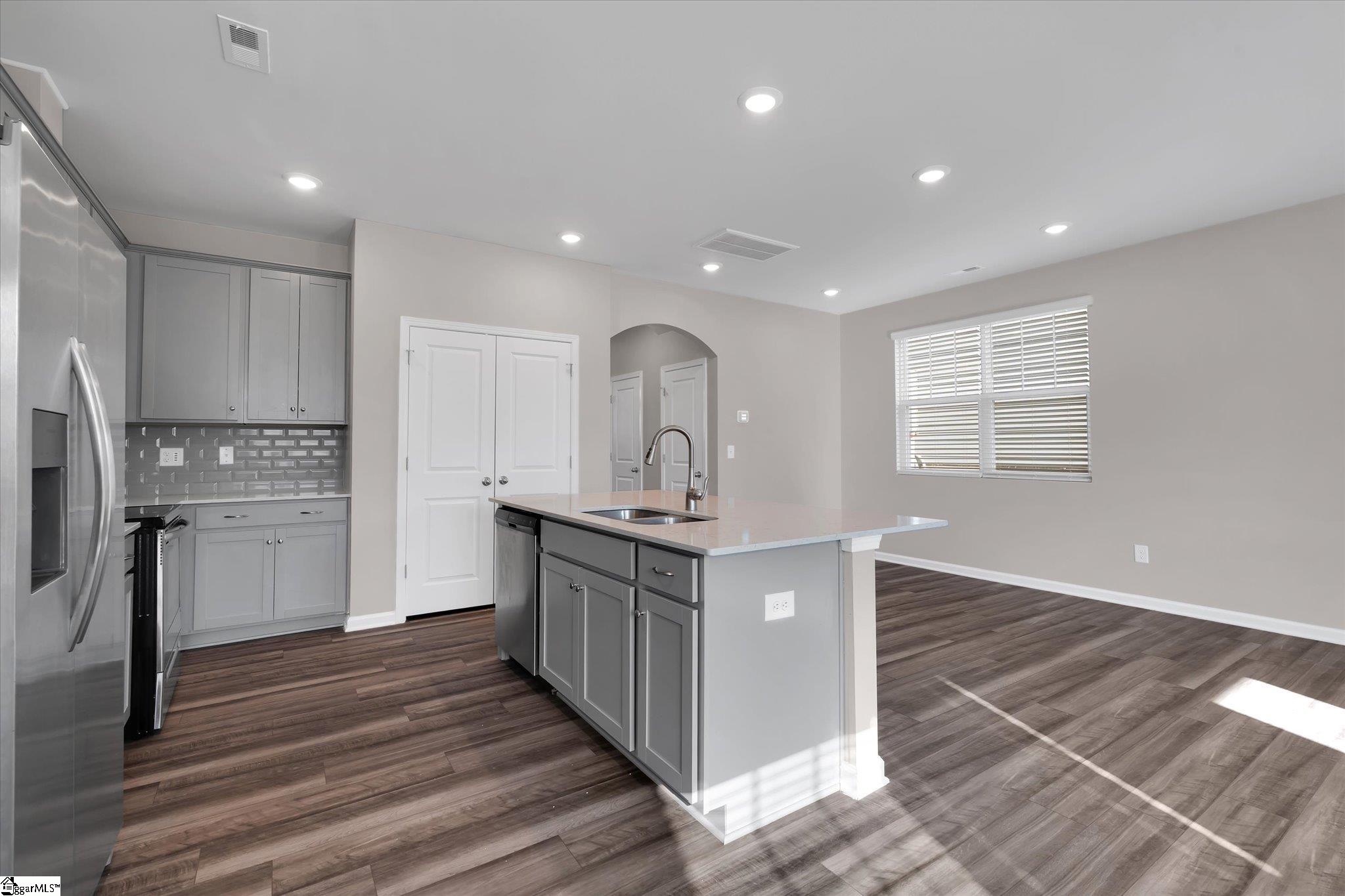 290 E Compass Way Property Photo 6