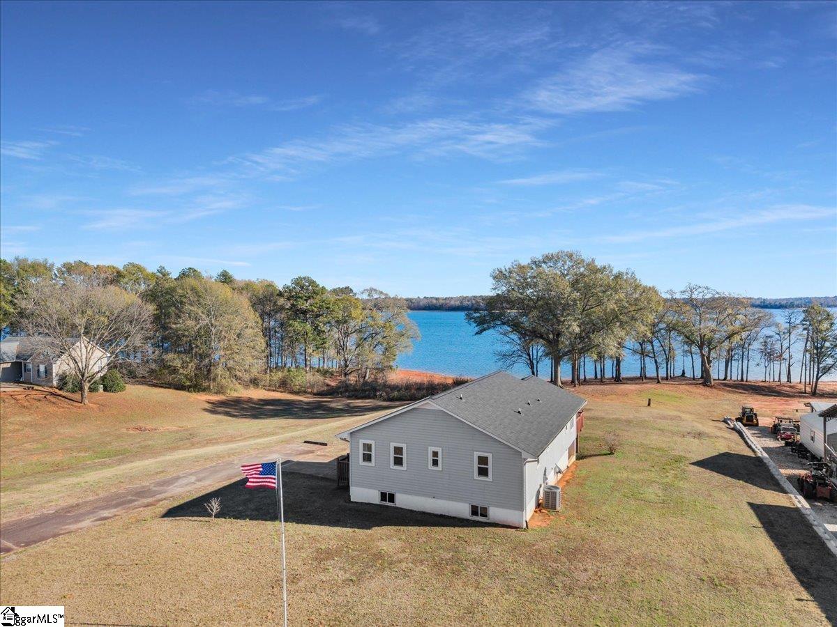 101 Windy Pt S Property Photo 2