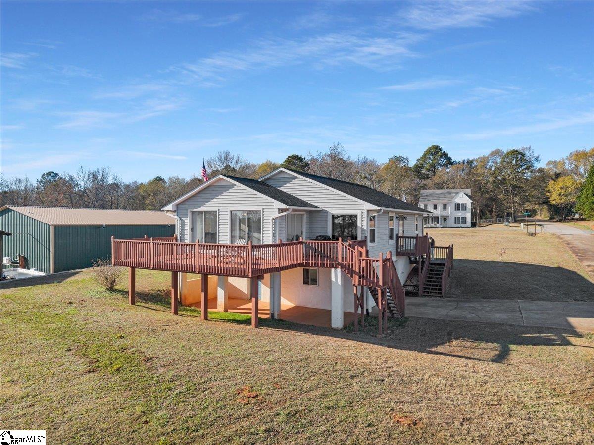101 Windy Pt S Property Photo 3