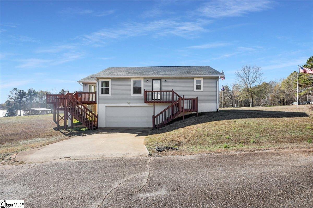 101 Windy Pt S Property Photo 4
