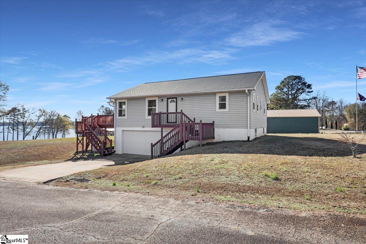 101 Windy Pt S Property Photo 5