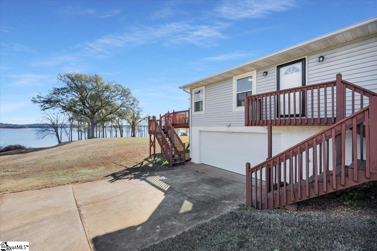 101 Windy Pt S Property Photo 6