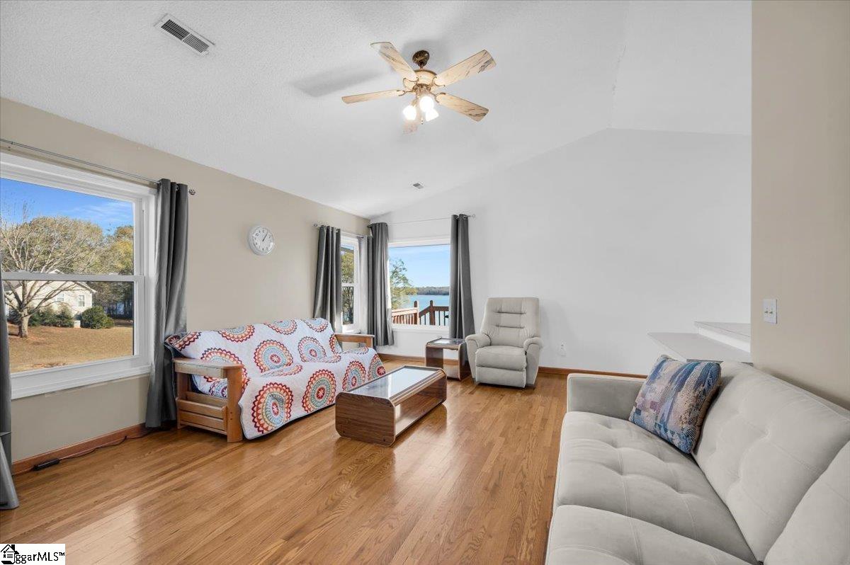 101 Windy Pt S Property Photo 10
