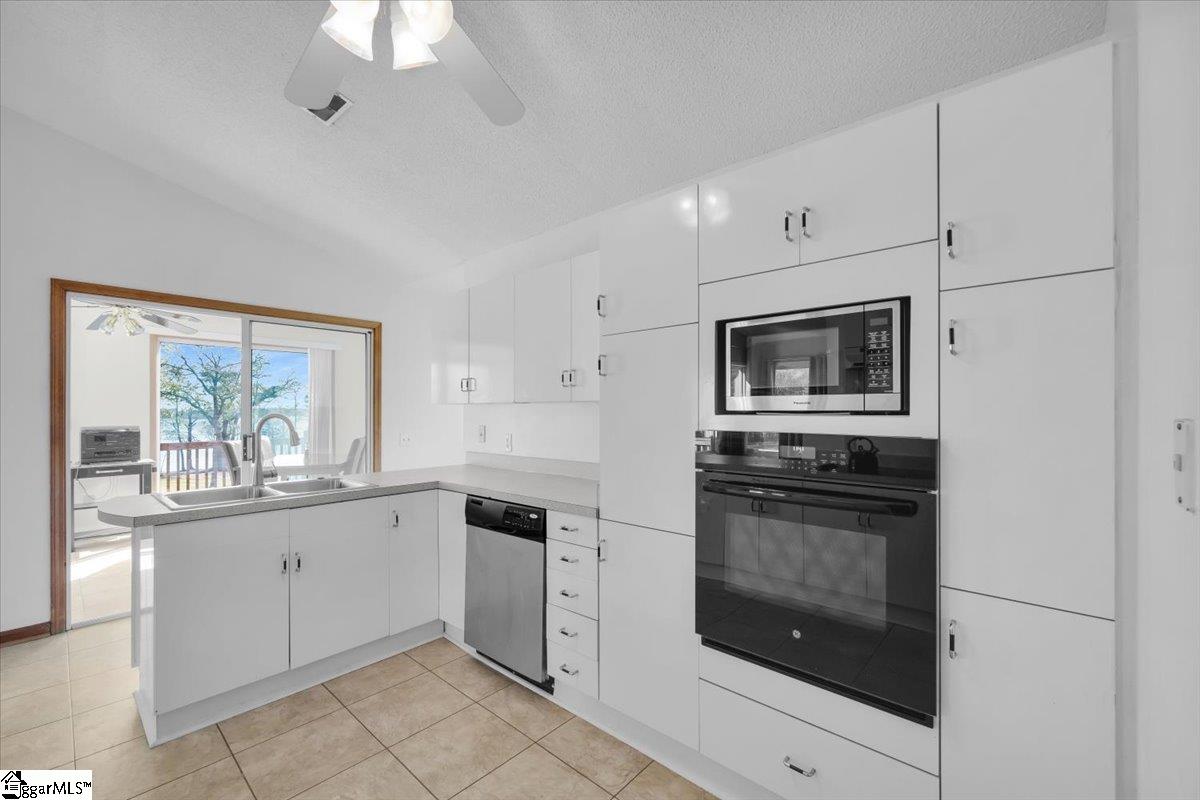 101 Windy Pt S Property Photo 16