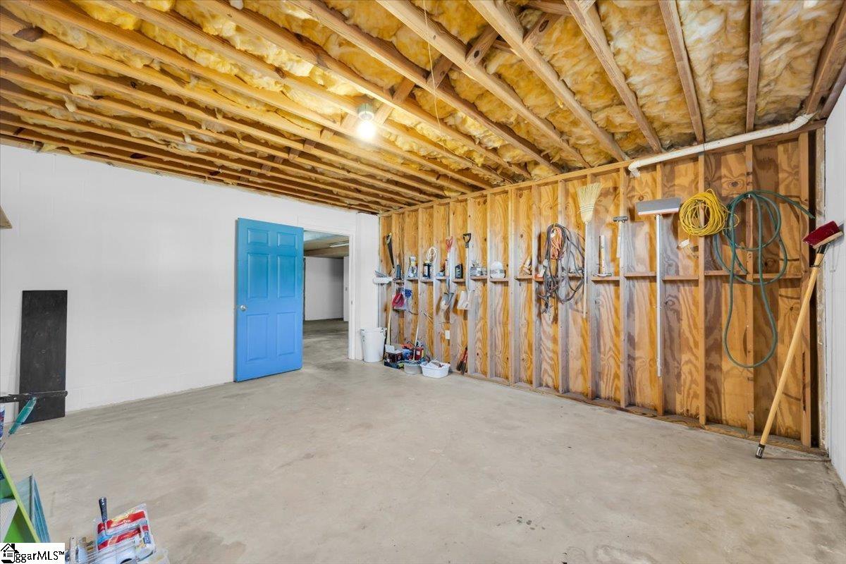101 Windy Pt S Property Photo 32