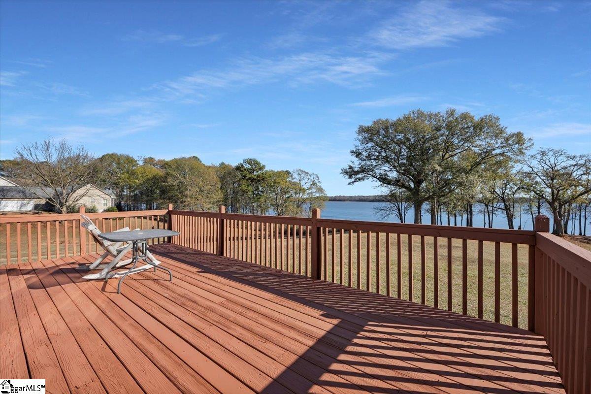 101 Windy Pt S Property Photo 36