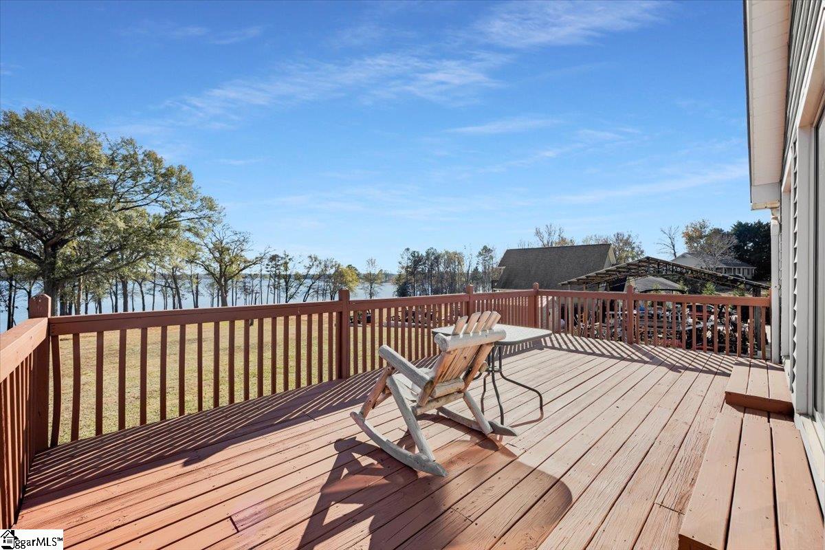 101 Windy Pt S Property Photo 38