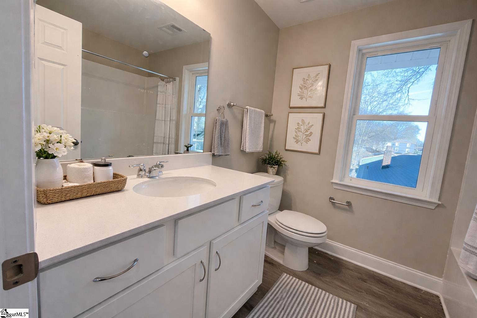 1306 W Bramlett Road Property Photo 8