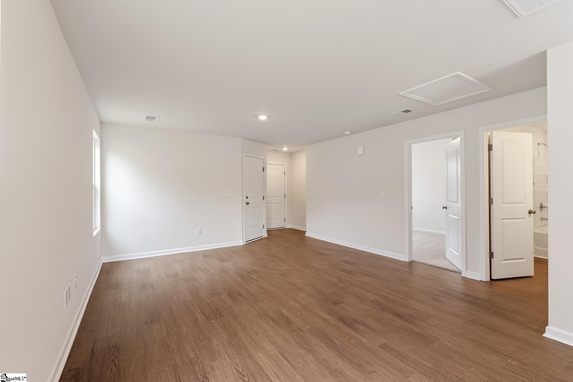 138 Cloverfield Lane Property Photo 3