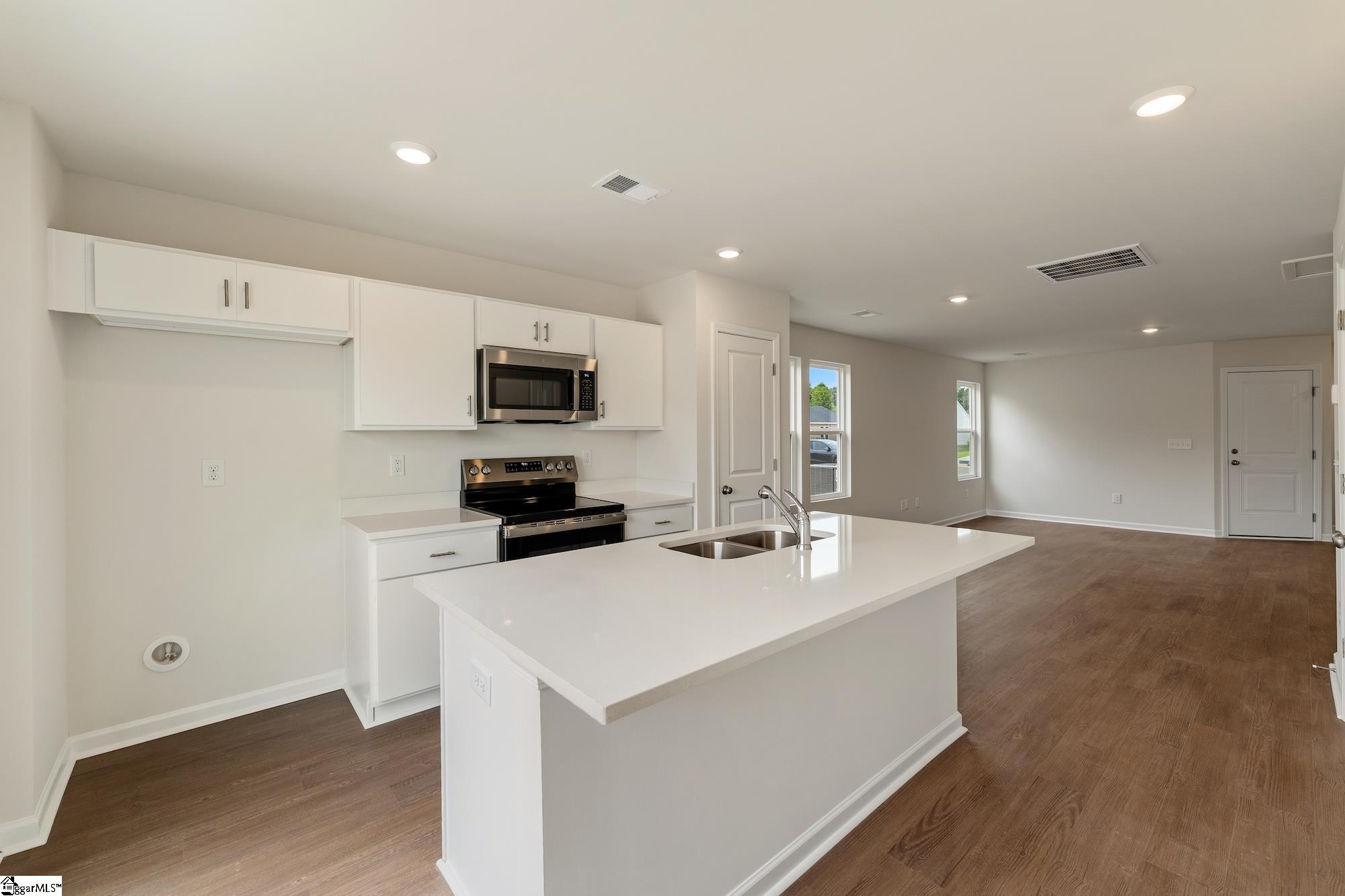 138 Cloverfield Lane Property Photo 6