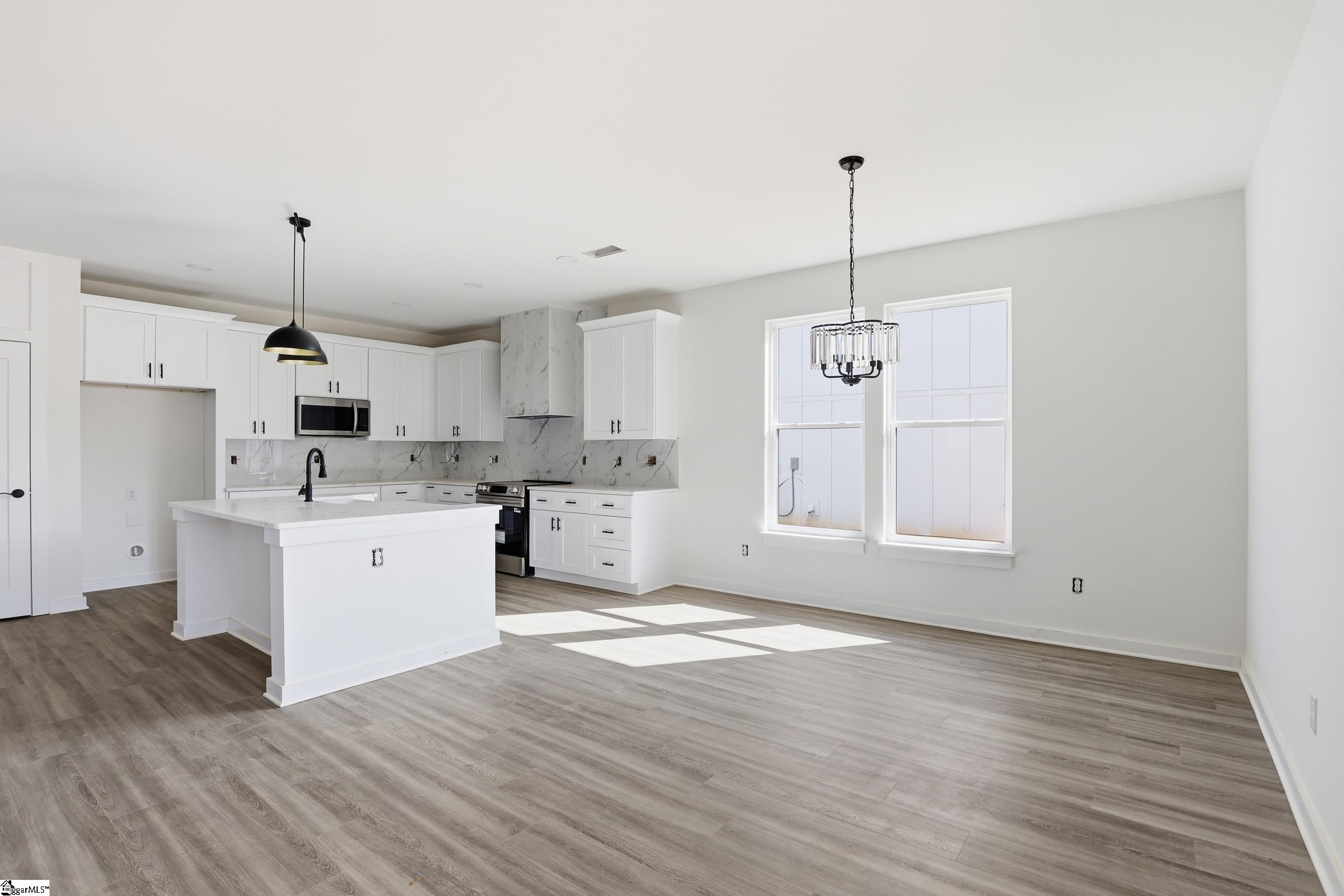182 Buncombe Street Property Photo 11