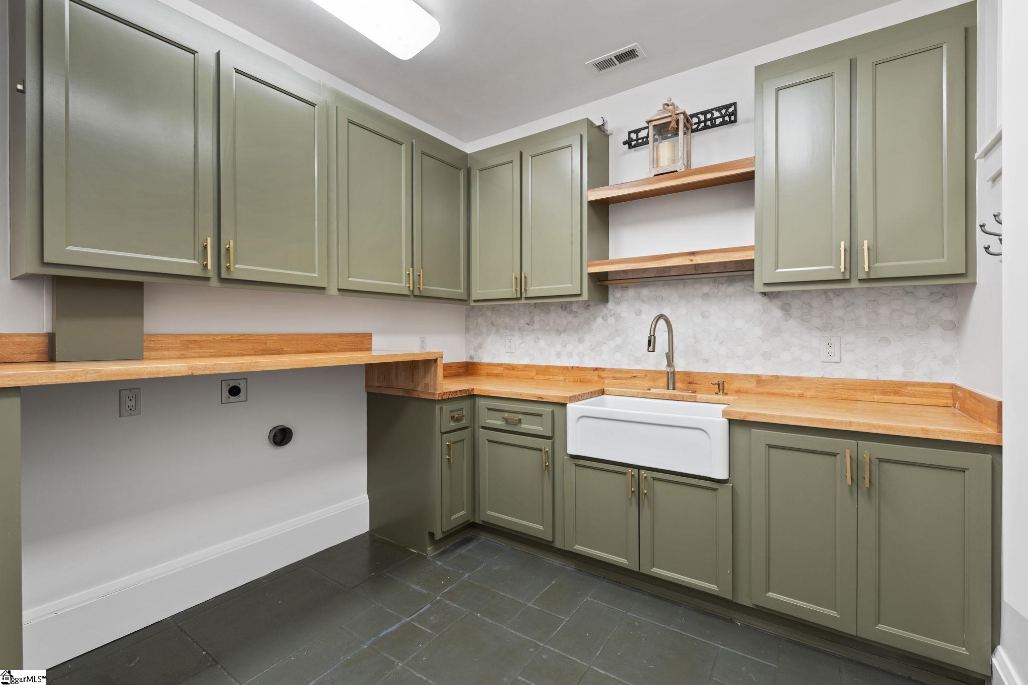 1585460 Property Photo 26