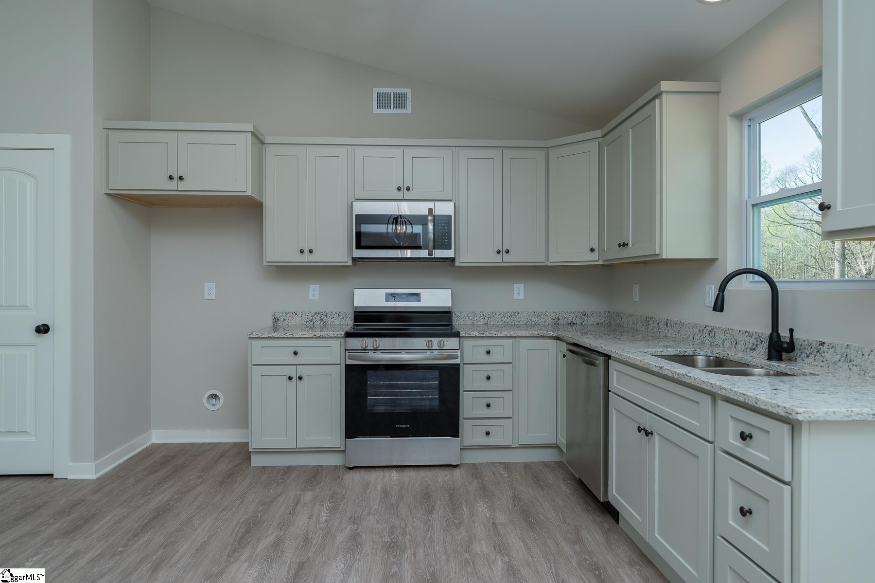 9892 Highway 252 Property Photo 11