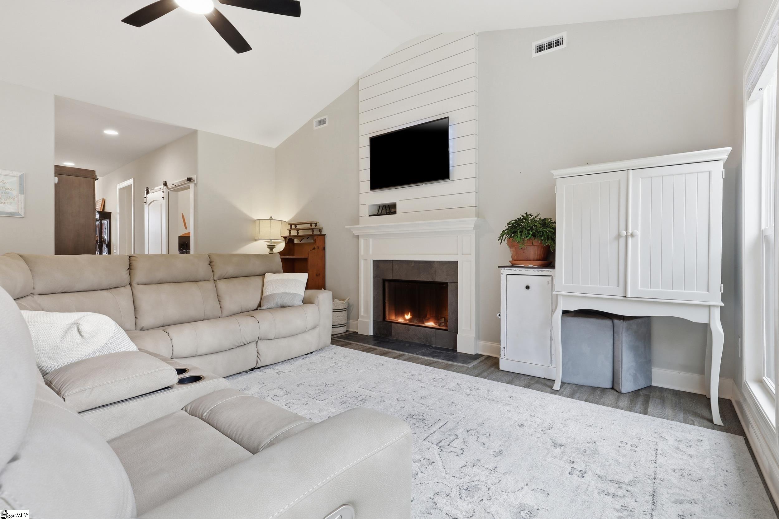 1585544 Property Photo 3