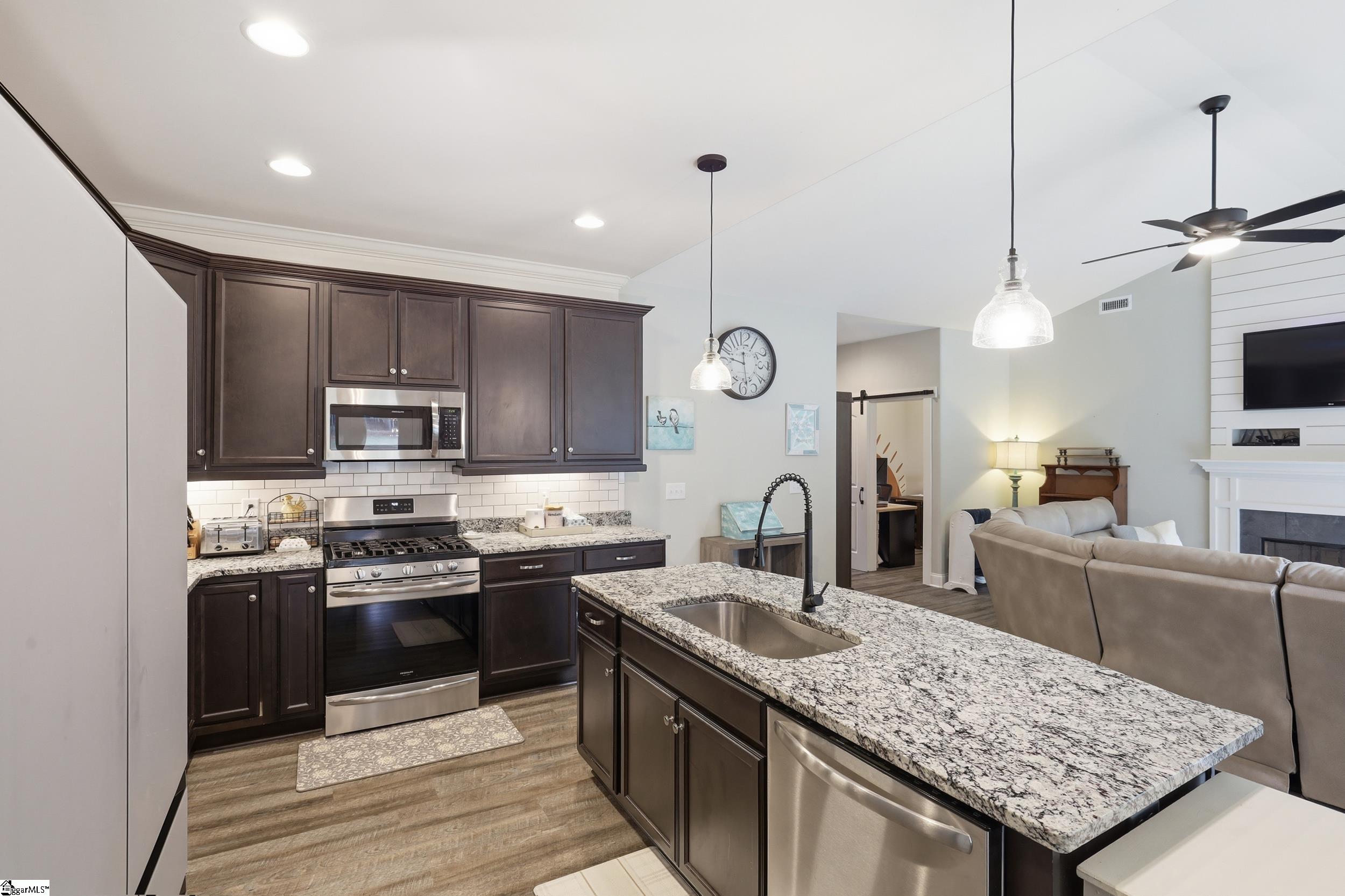 1585544 Property Photo 7