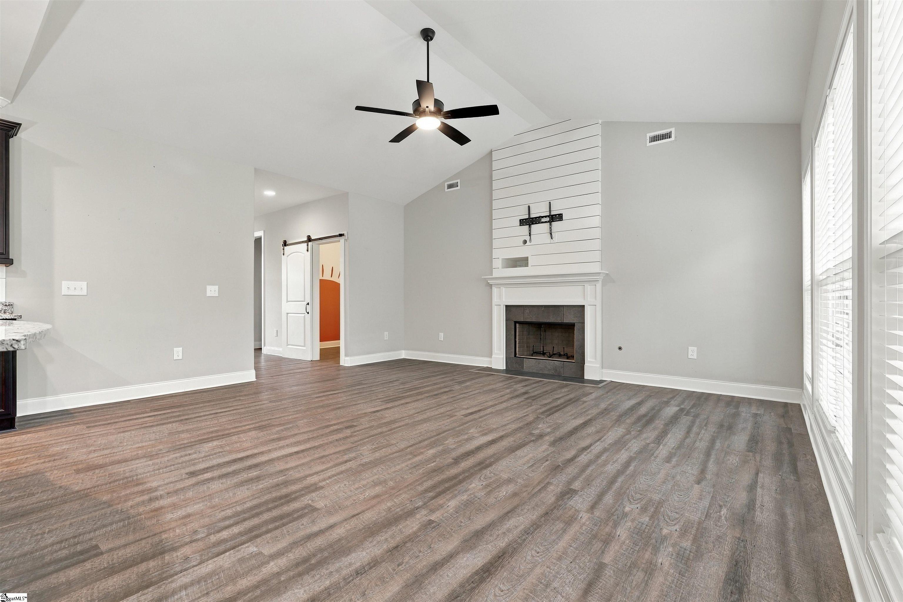 1585544 Property Photo 23