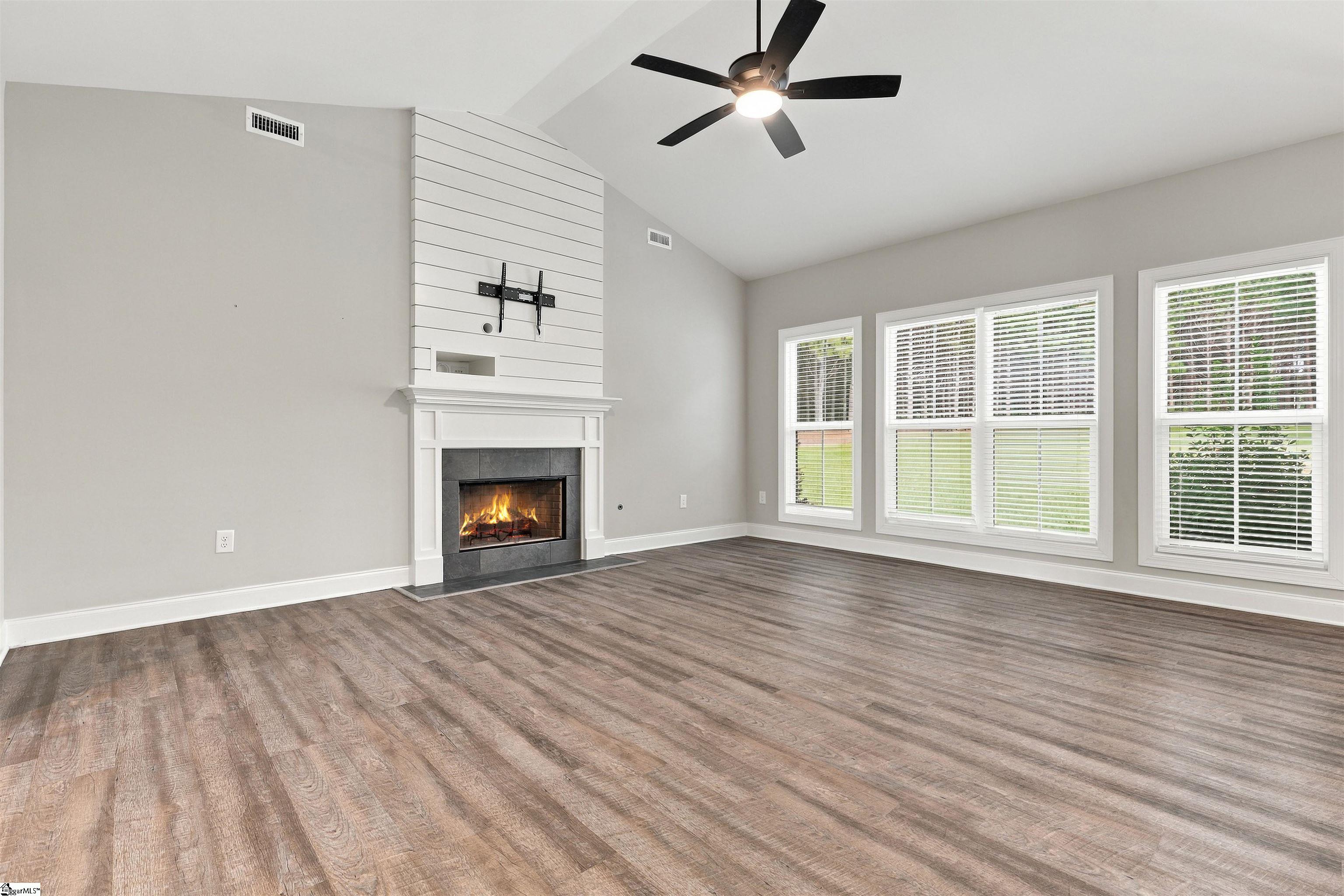1585544 Property Photo 24