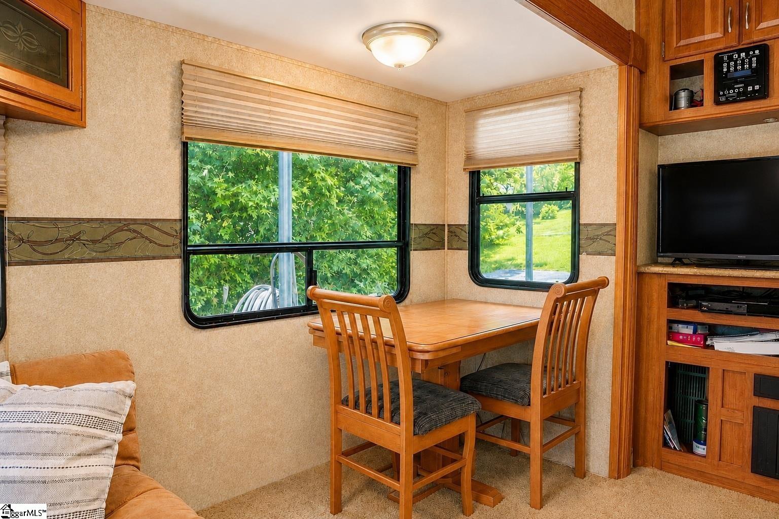 208 Reston Way Property Photo 6