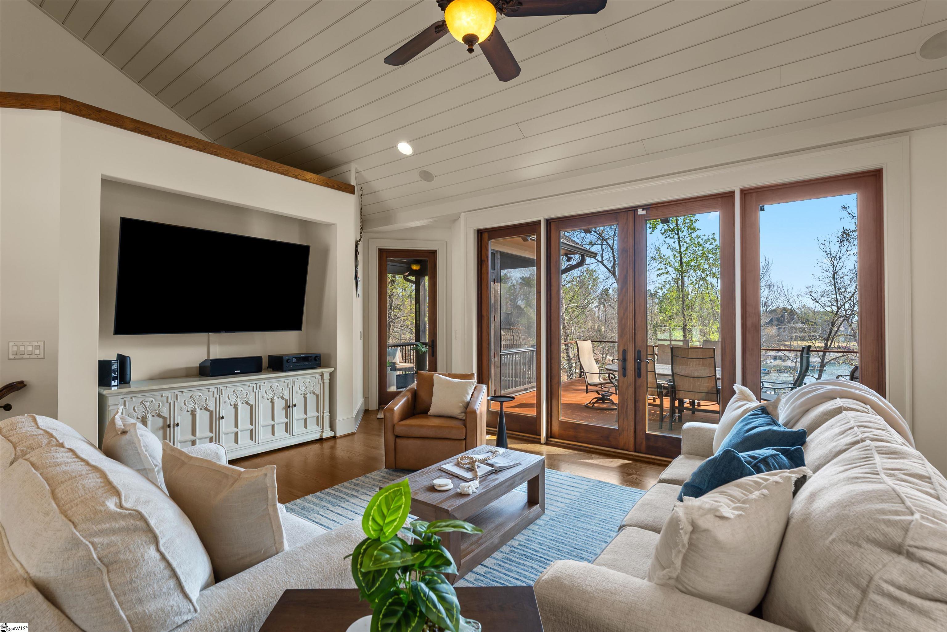 1586628 Property Photo 4