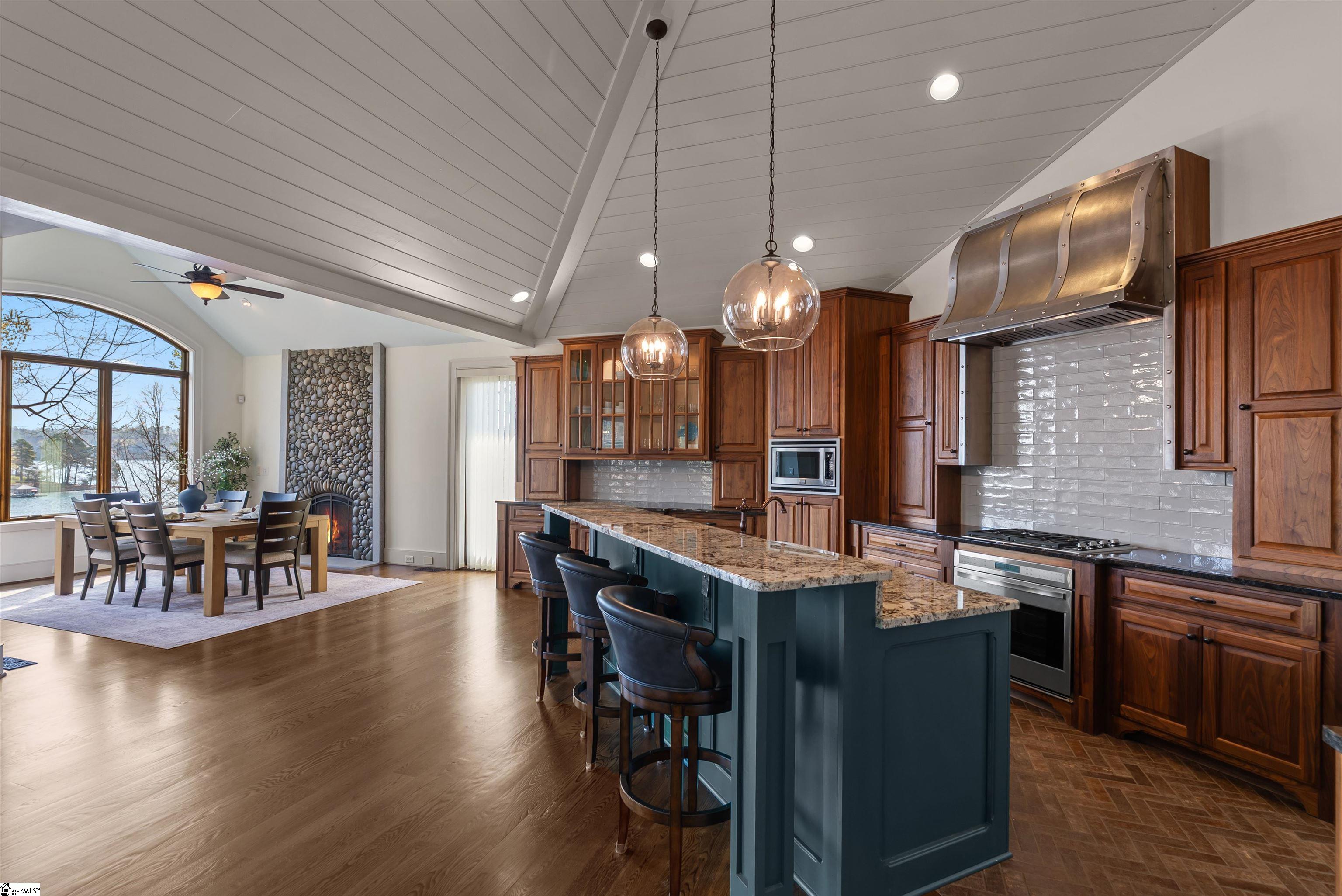 1586628 Property Photo 17