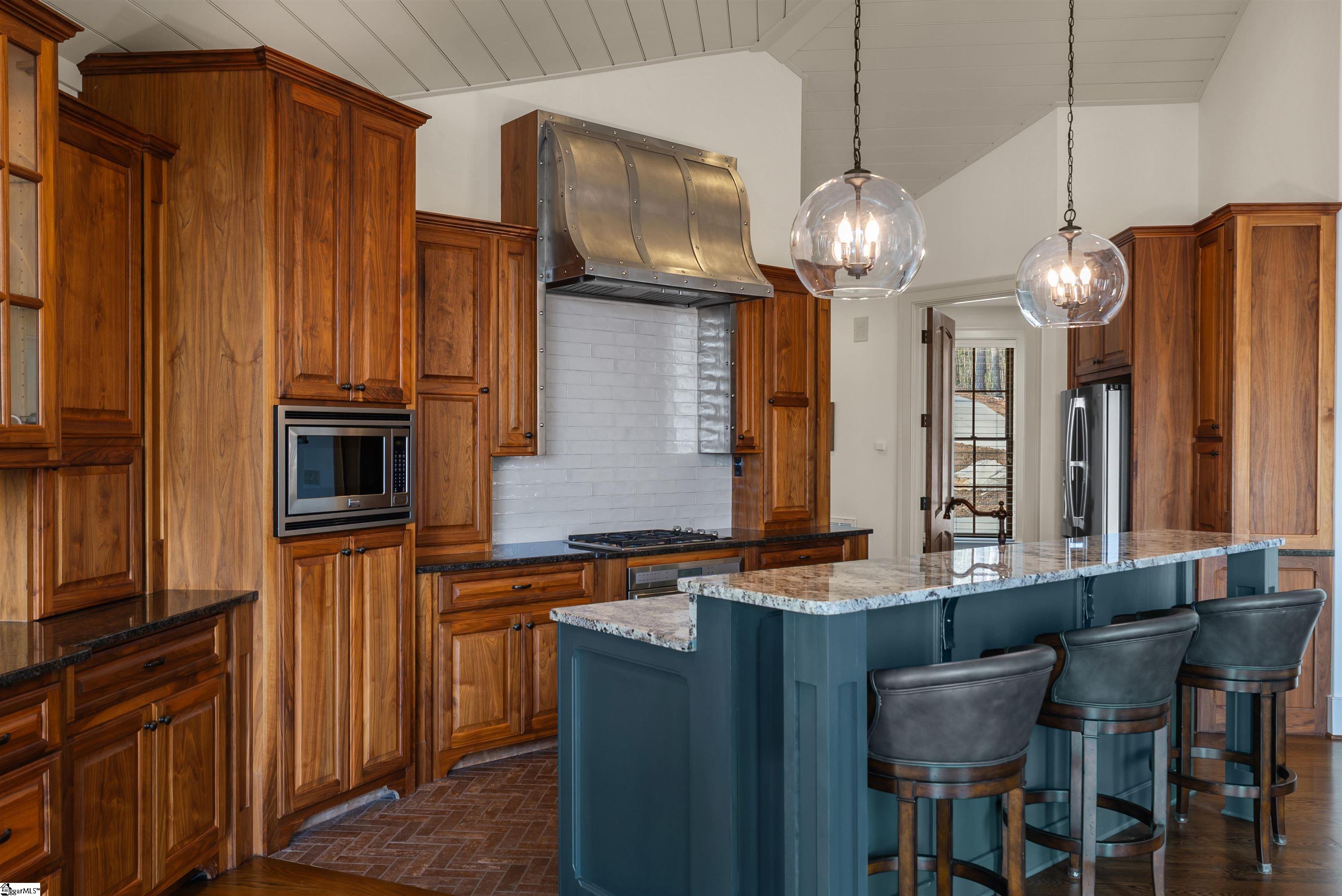 1586628 Property Photo 18