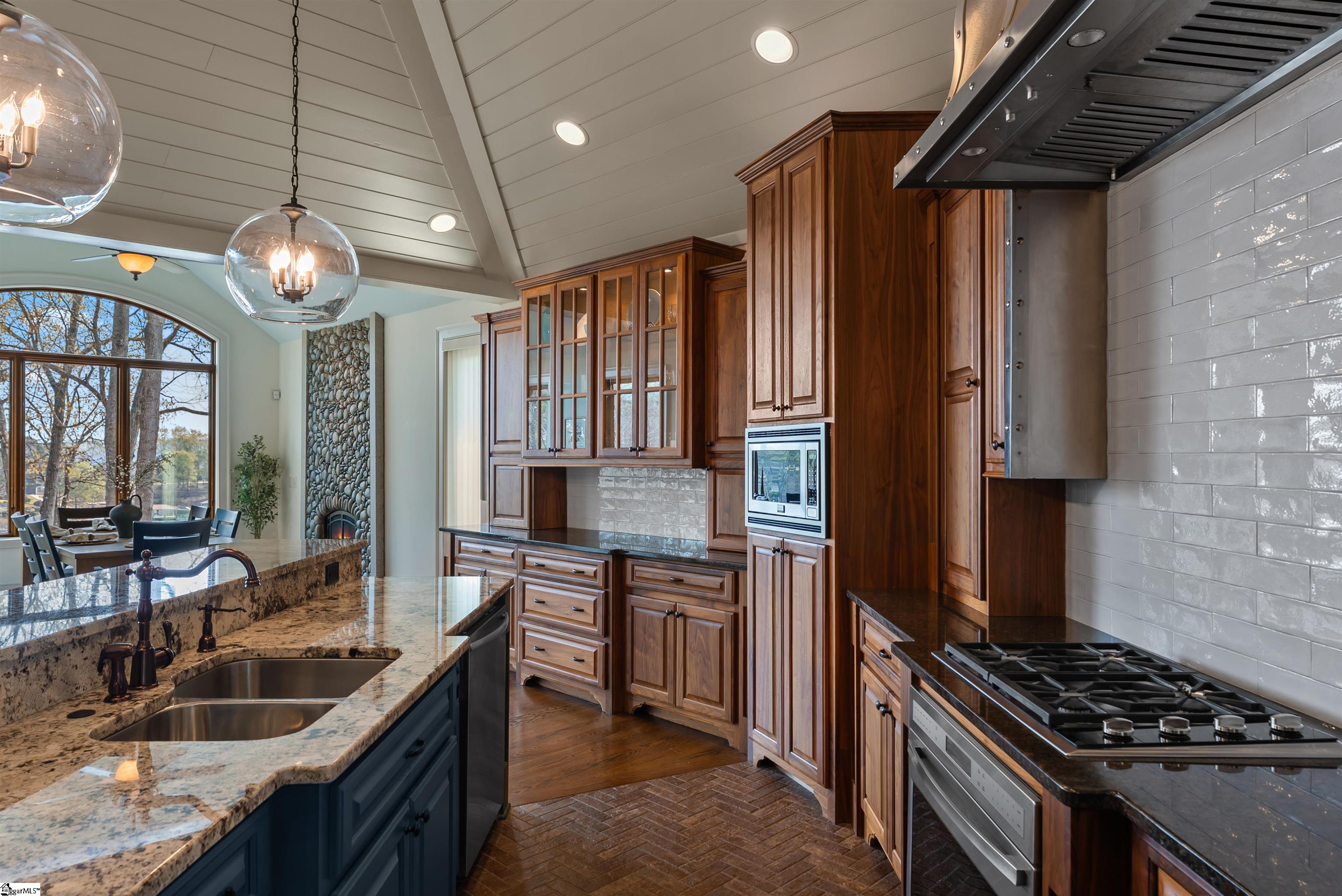 1586628 Property Photo 20