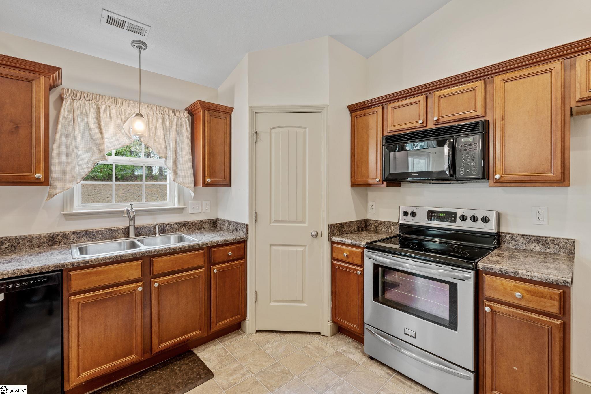 863 Vandenburg Drive Property Photo 15