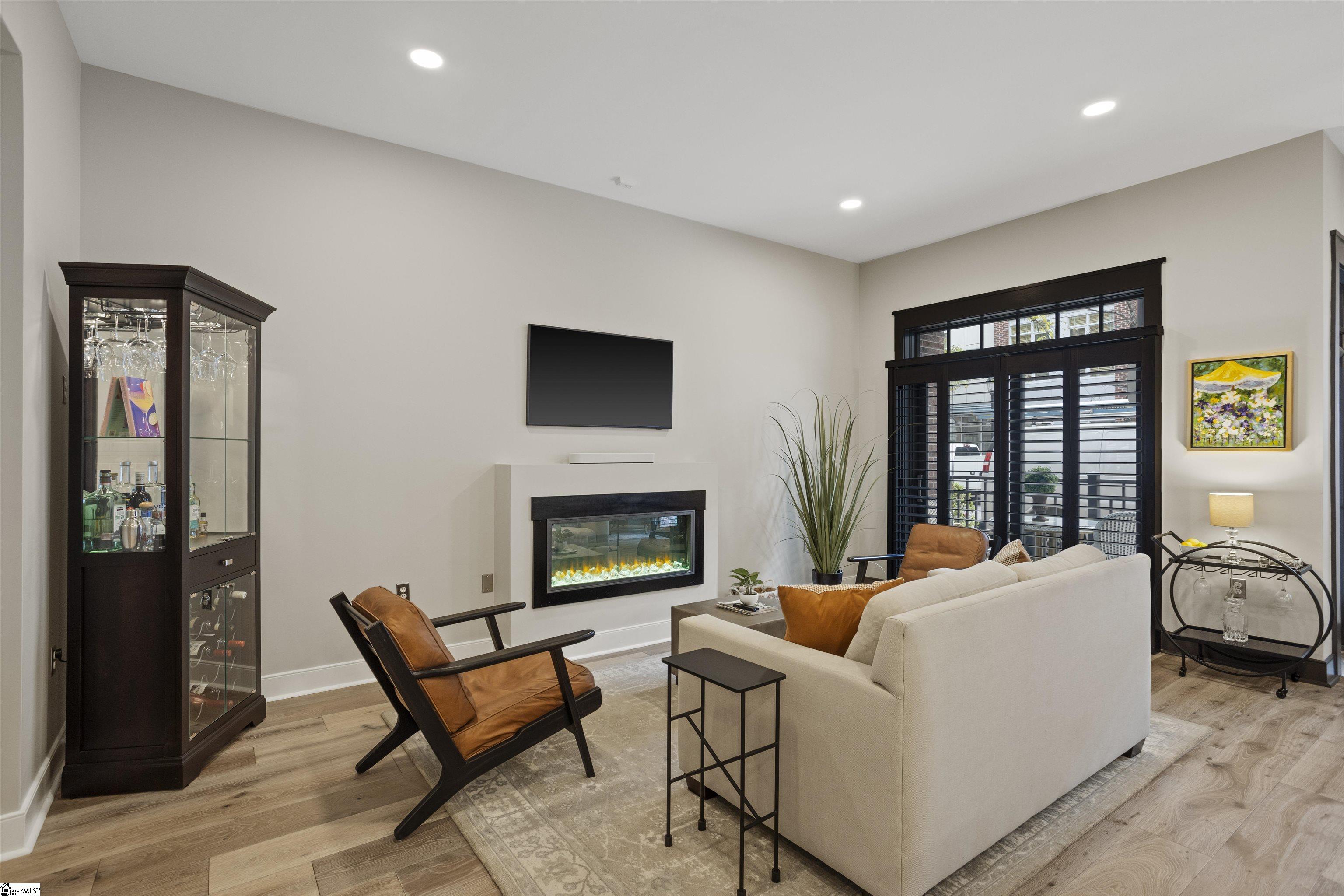 155 Riverplace Property Photo 6