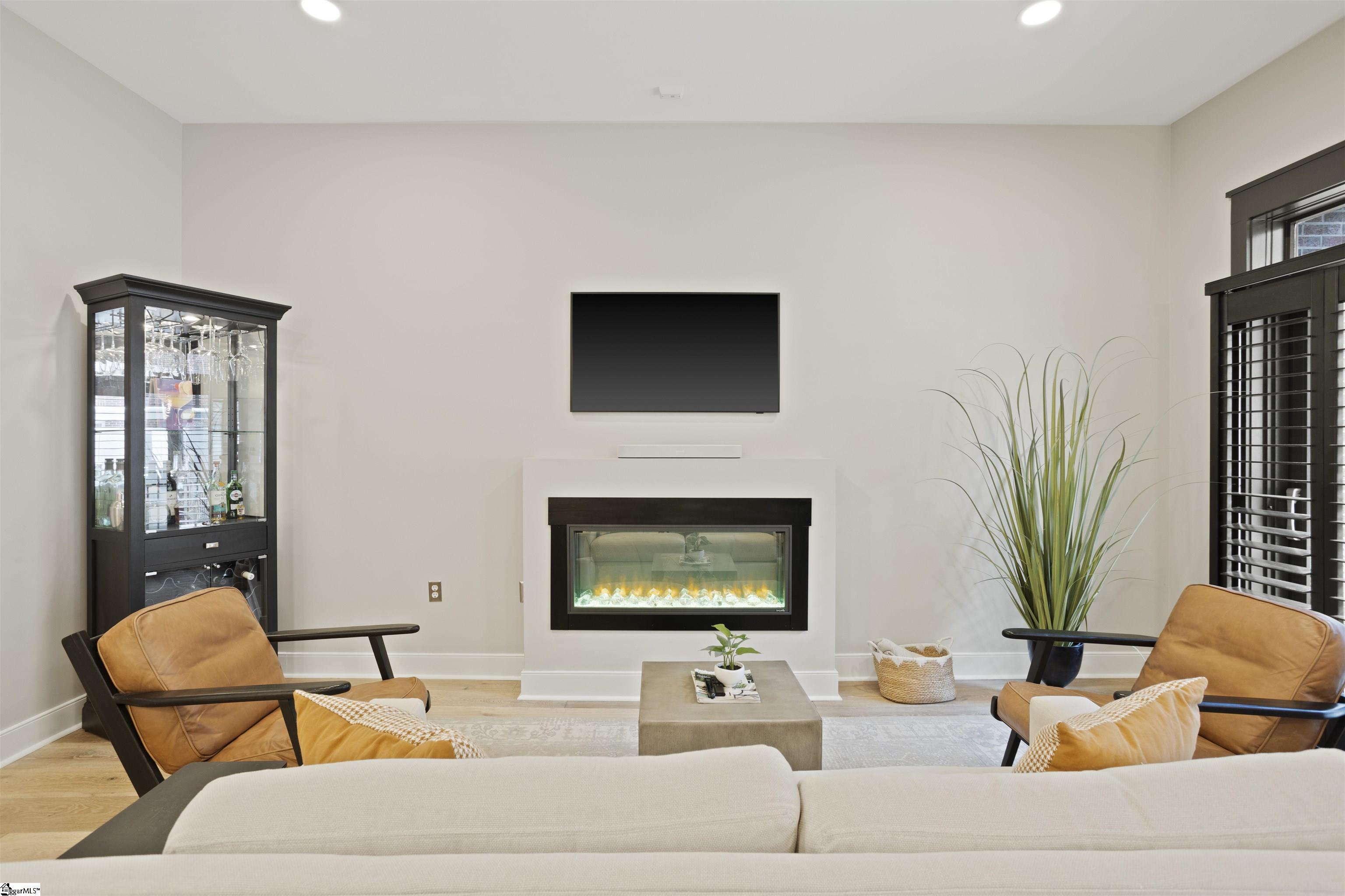 155 Riverplace Property Photo 8