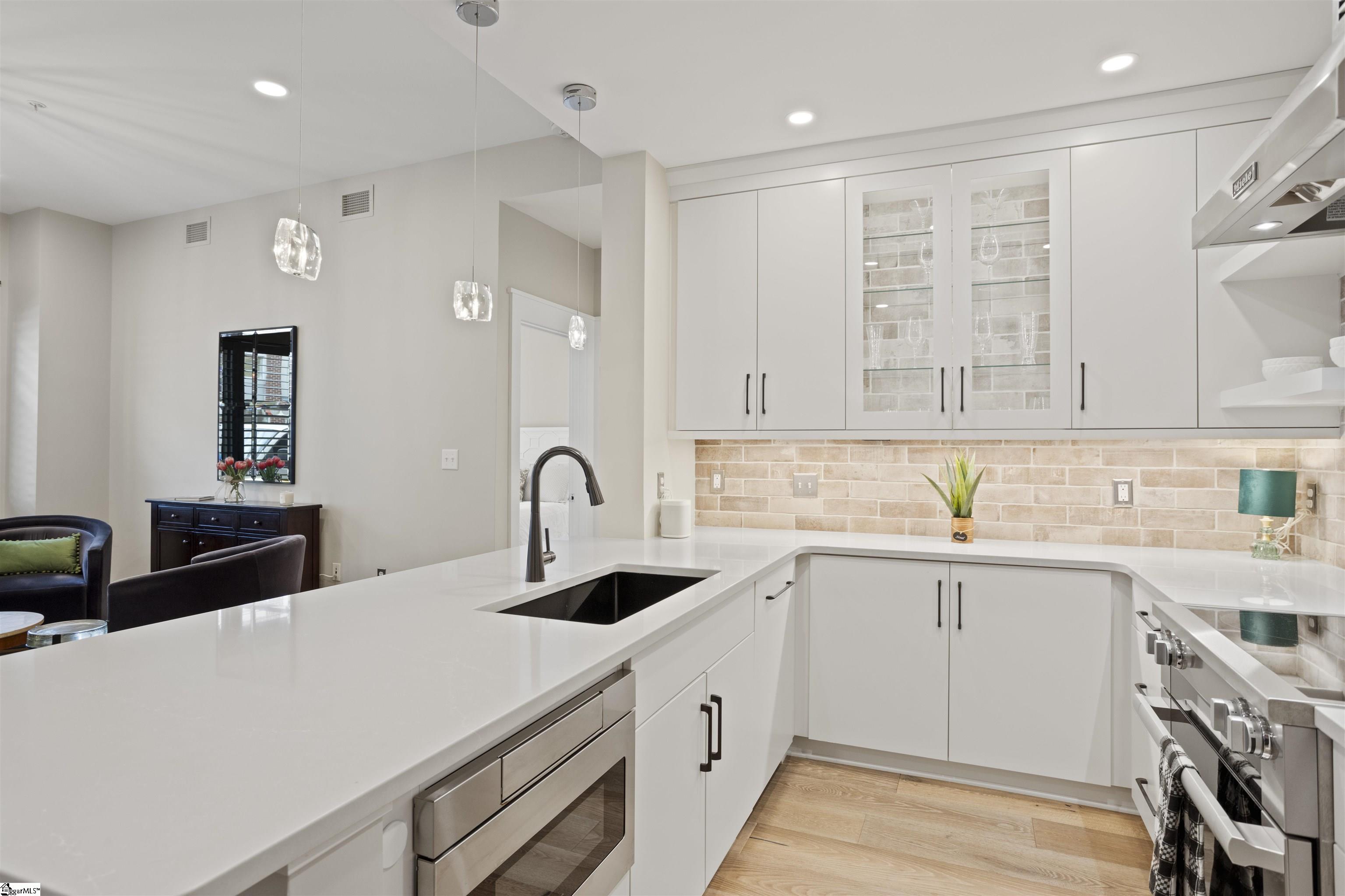 155 Riverplace Property Photo 16