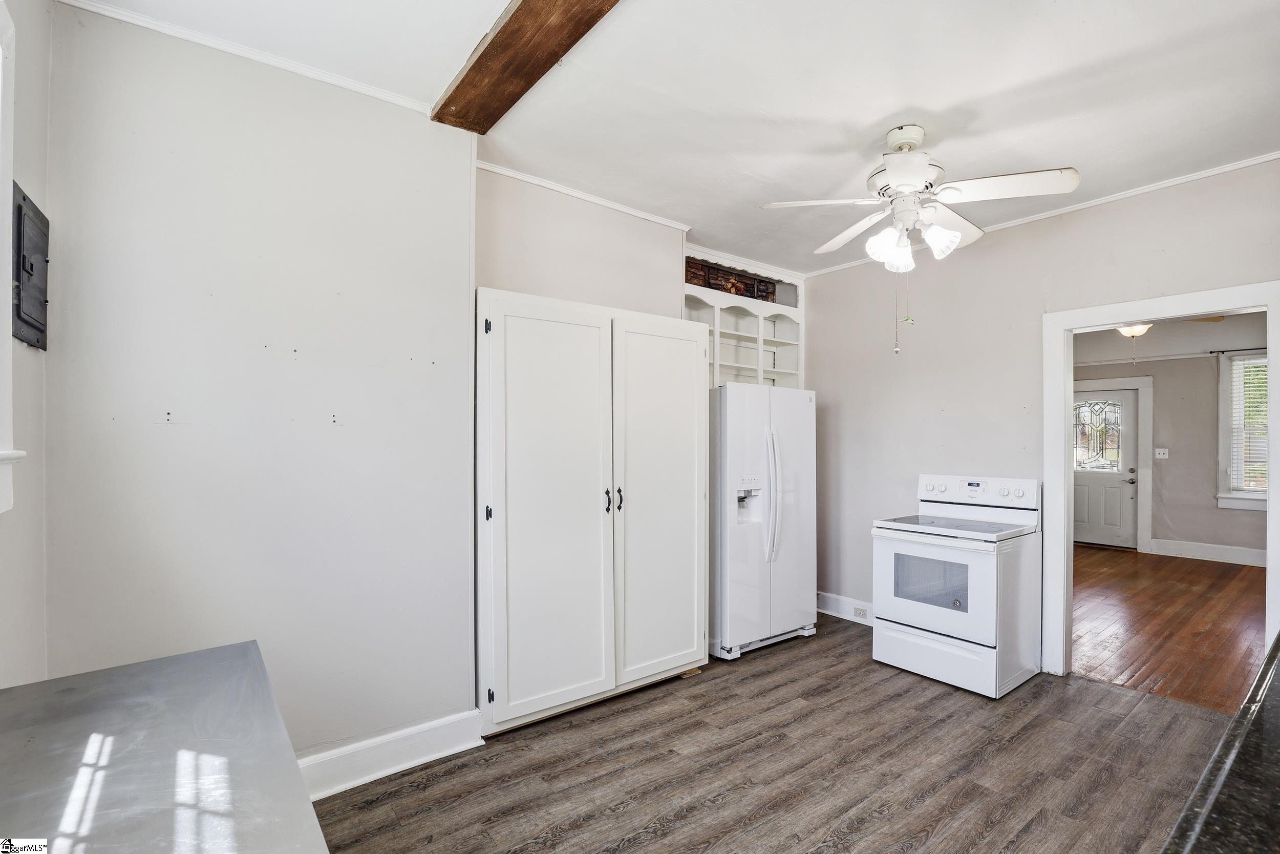 6 Crest Street Property Photo 7