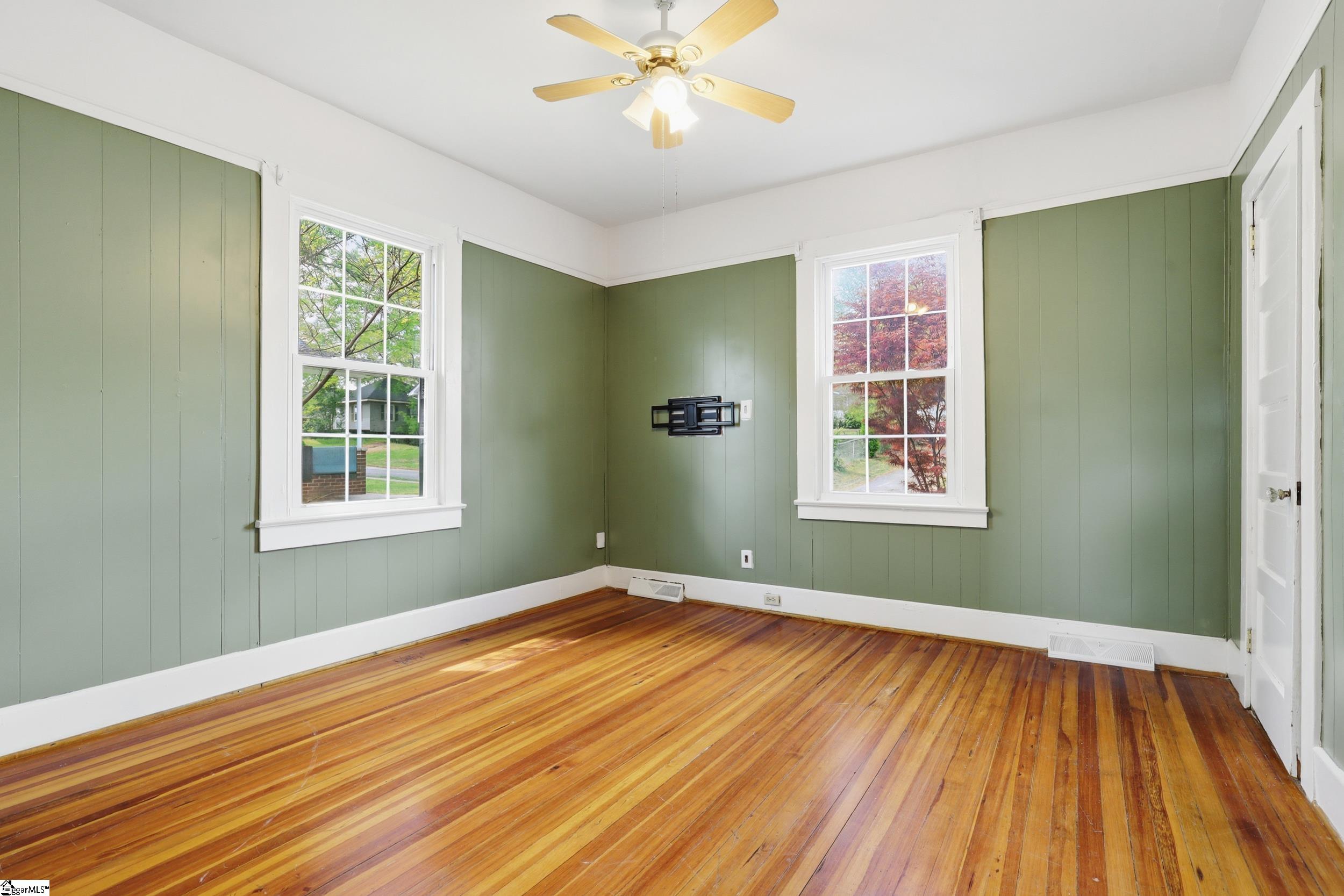 6 Crest Street Property Photo 9