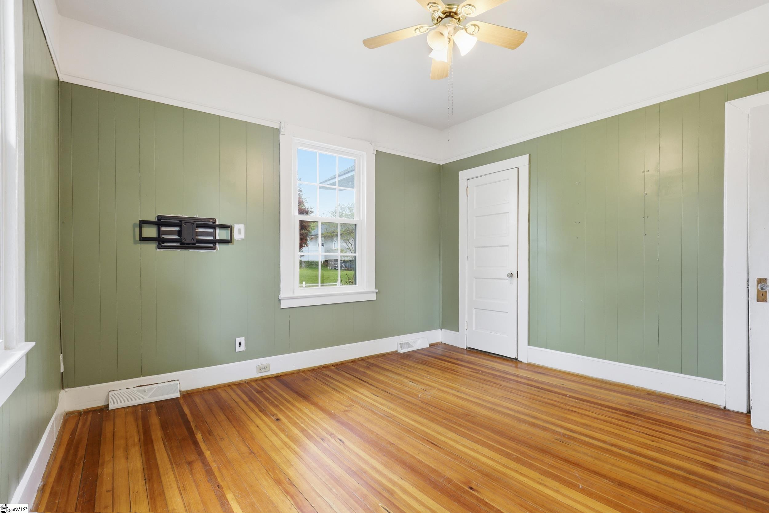6 Crest Street Property Photo 10
